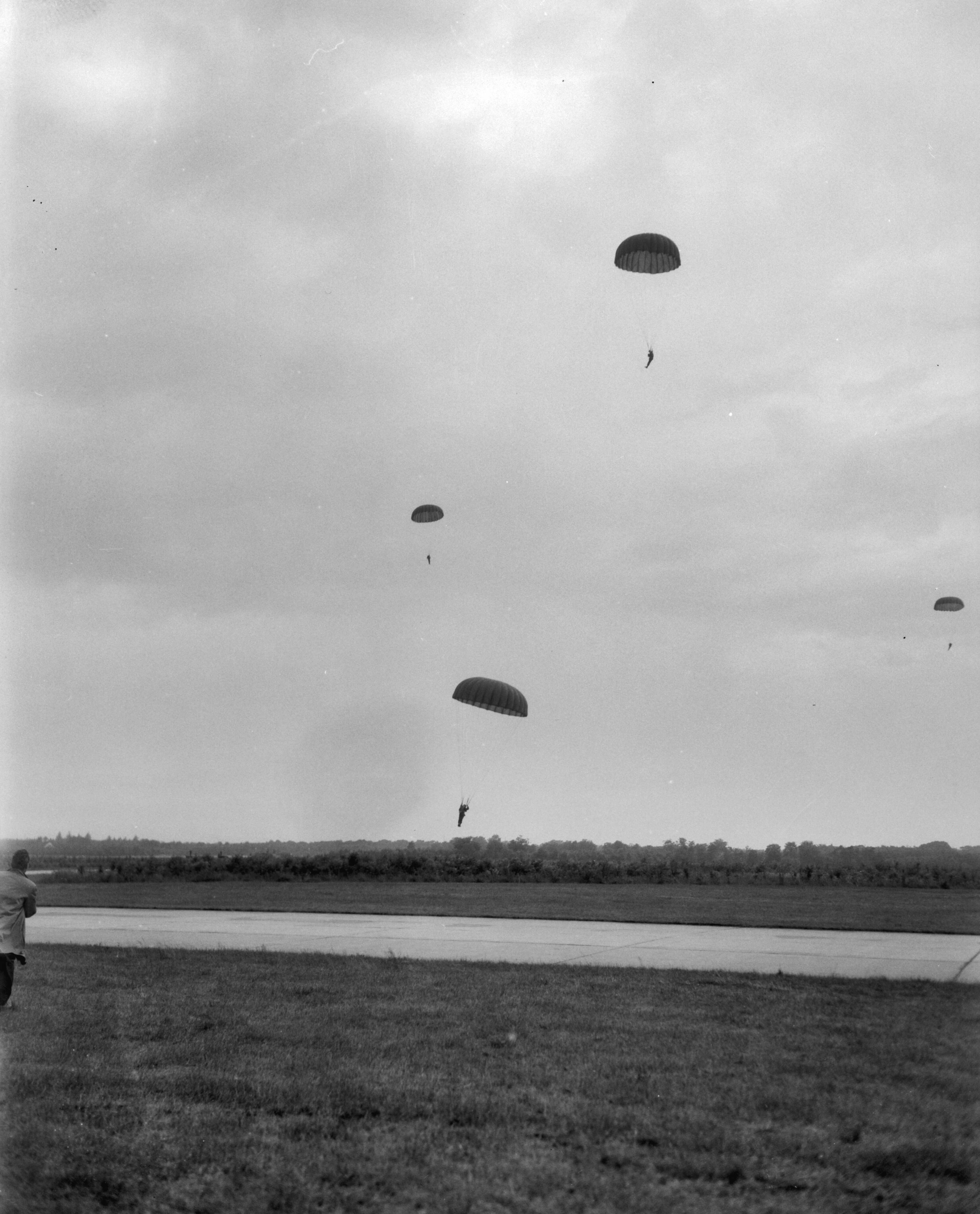 Fotocollectie Anefo — Generale repetitie van het vliegfeest op Soesterberg. Belgische parachutisten in actie — Foto: Pot, Harry / Anefo. Licentie: Set B: Rechtenvrij / Publiek Domein. Bron: Nationaal Archief. http://hdl.handle.net/10648/a97fb352-d0b4-102d-bcf8-003048976d84
