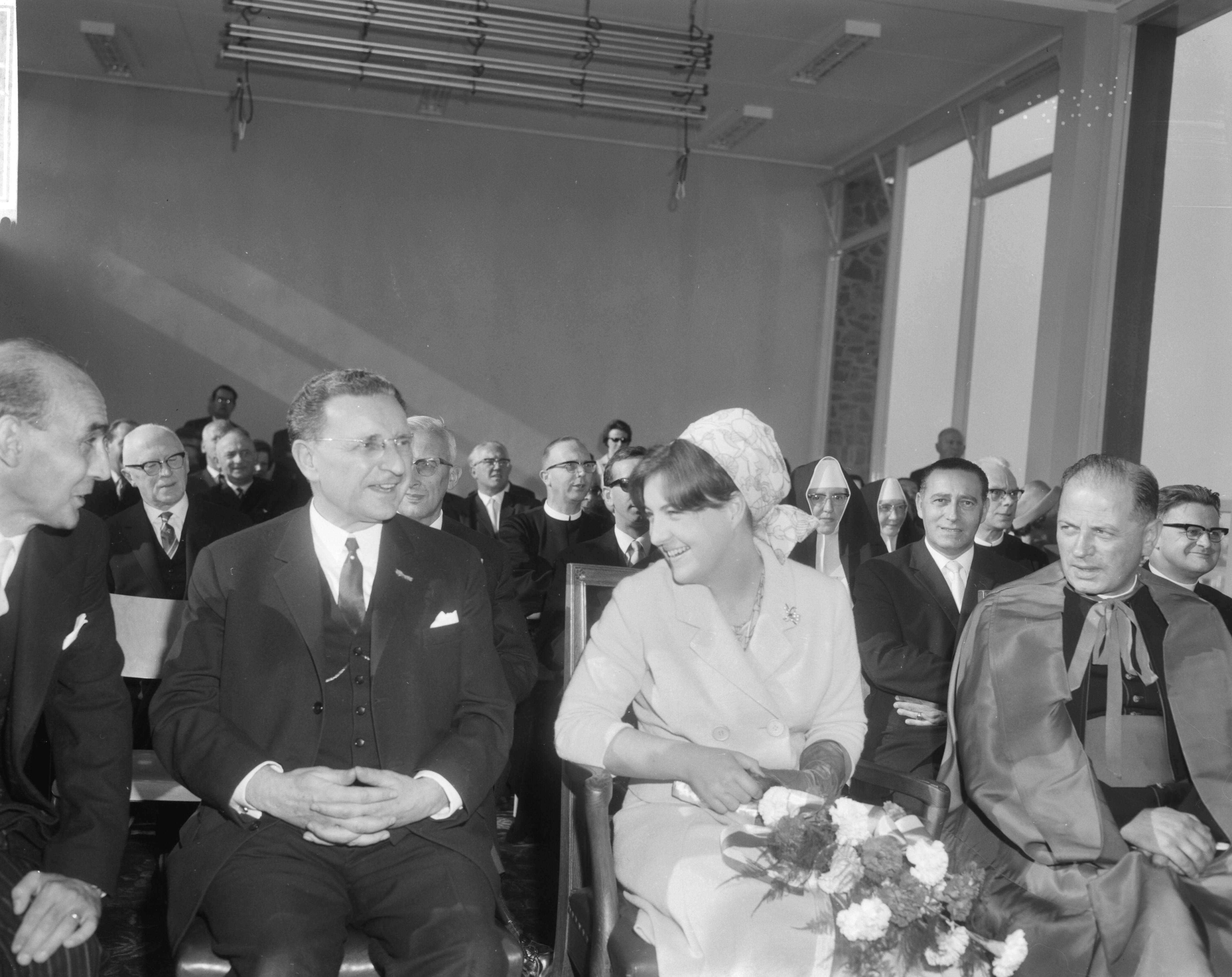 Fotocollectie Anefo — Prinses Margriet heeft in Maastricht de BLO-school Jan Baptist geopend — Foto: Bilsen, Joop van / Anefo. Licentie: Set B: Rechtenvrij / Publiek Domein. Bron: Nationaal Archief. http://hdl.handle.net/10648/aac43742-d0b4-102d-bcf8-003048976d84