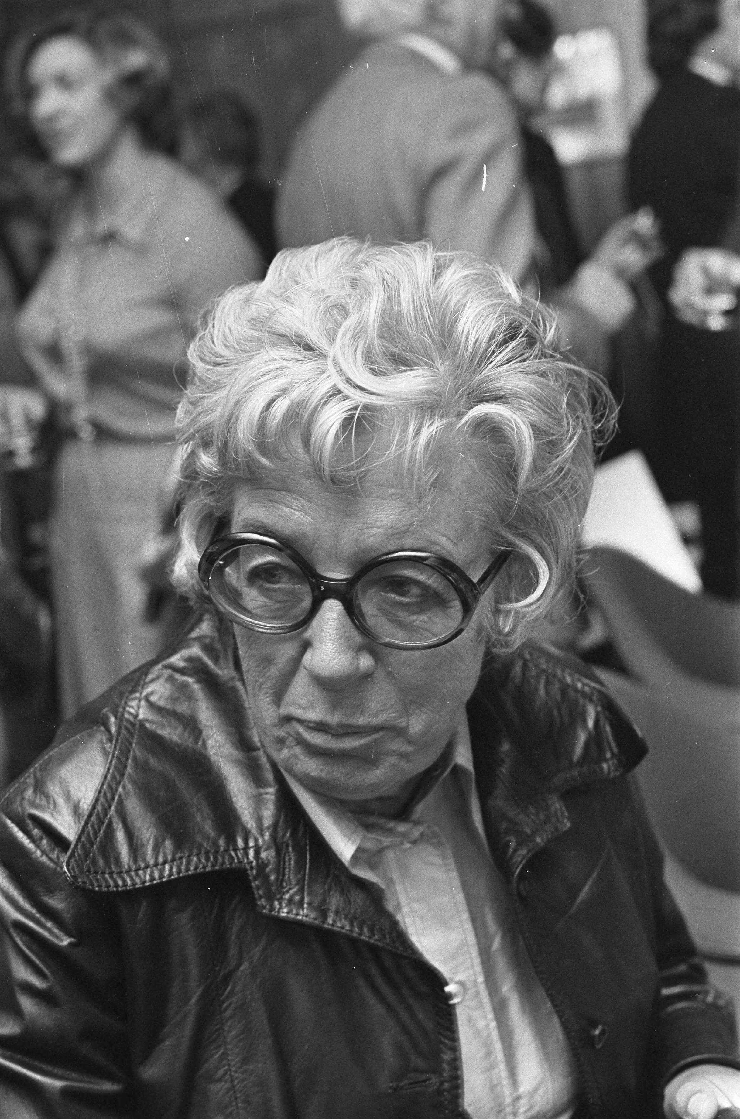 Fotocollectie Anefo — Persconferentie van AVRO in congrescentrum Utrecht; nr. 1 Willem Duys , nr. 16 Annie M. G. Schmidt (koppen) — Foto: Peters, Hans / Anefo. Licentie: Set B: Rechtenvrij / Publiek Domein. Bron: Nationaal Archief. http://hdl.handle.net/10648/ac5479aa-d0b4-102d-bcf8-003048976d84