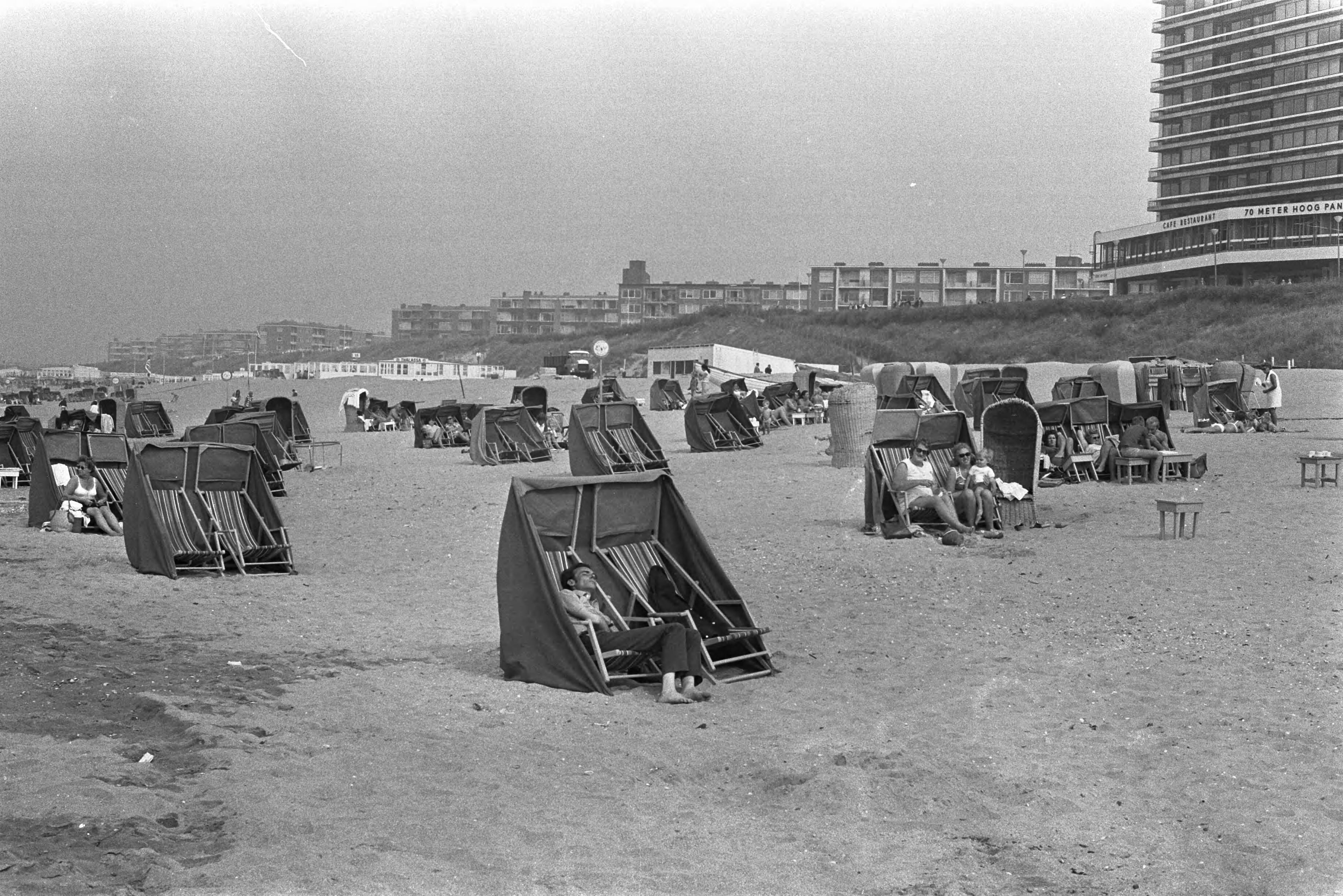 Fotocollectie Anefo — Najaarszon op strand Zandvoort, mensen in strandstoelen — Foto: Punt, W. / Anefo. Licentie: Set B: Rechtenvrij / Publiek Domein. Bron: Nationaal Archief. http://hdl.handle.net/10648/abcfe460-d0b4-102d-bcf8-003048976d84