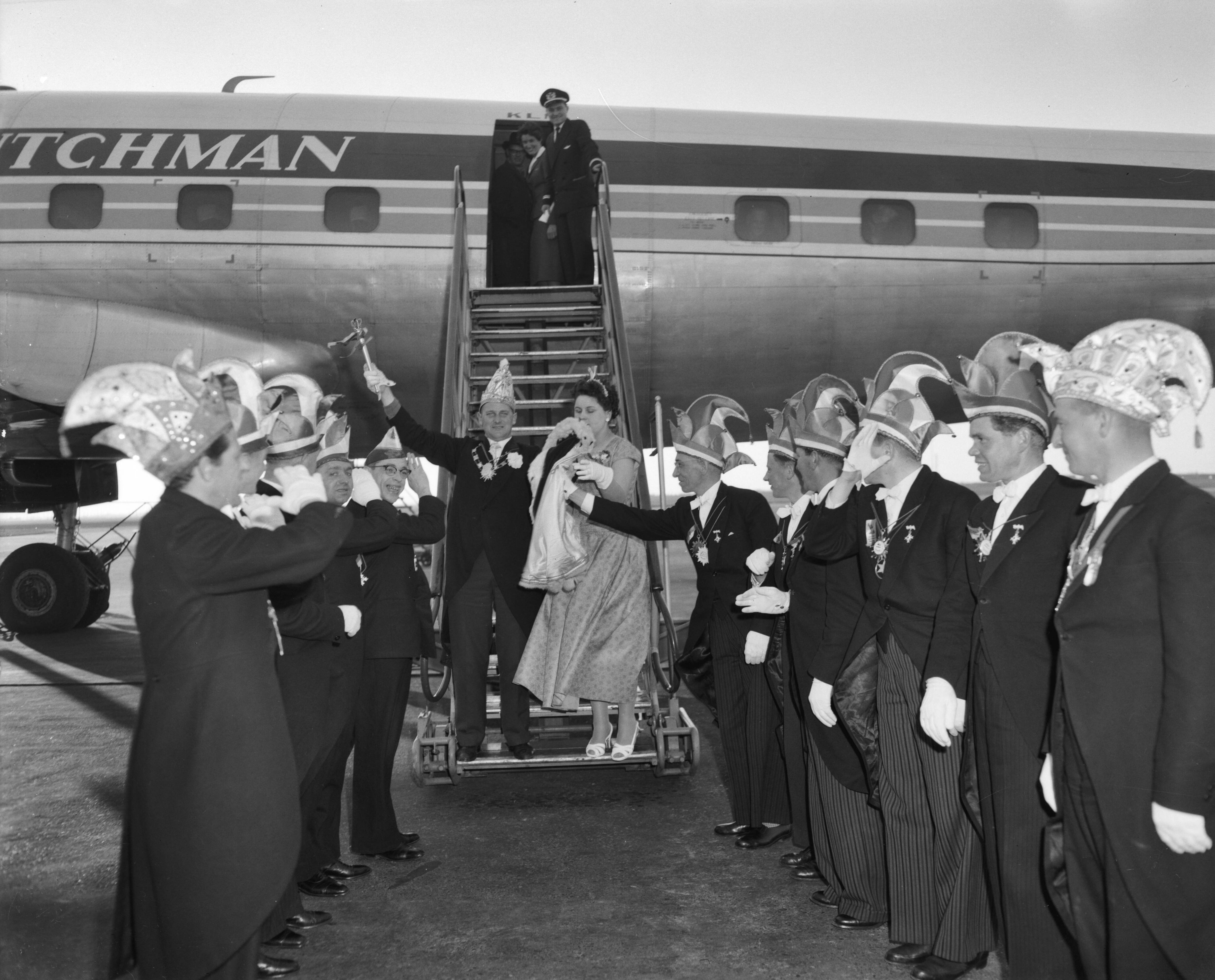Fotocollectie Anefo — Carnavalsprins Joop Knooren uit Klimmen (L.) emigreert naar Nieuw Zeeland — Foto: Behrens, Herbert F. / Anefo. Licentie: Set B: Rechtenvrij / Publiek Domein. Bron: Nationaal Archief. http://hdl.handle.net/10648/a979aa5c-d0b4-102d-bcf8-003048976d84