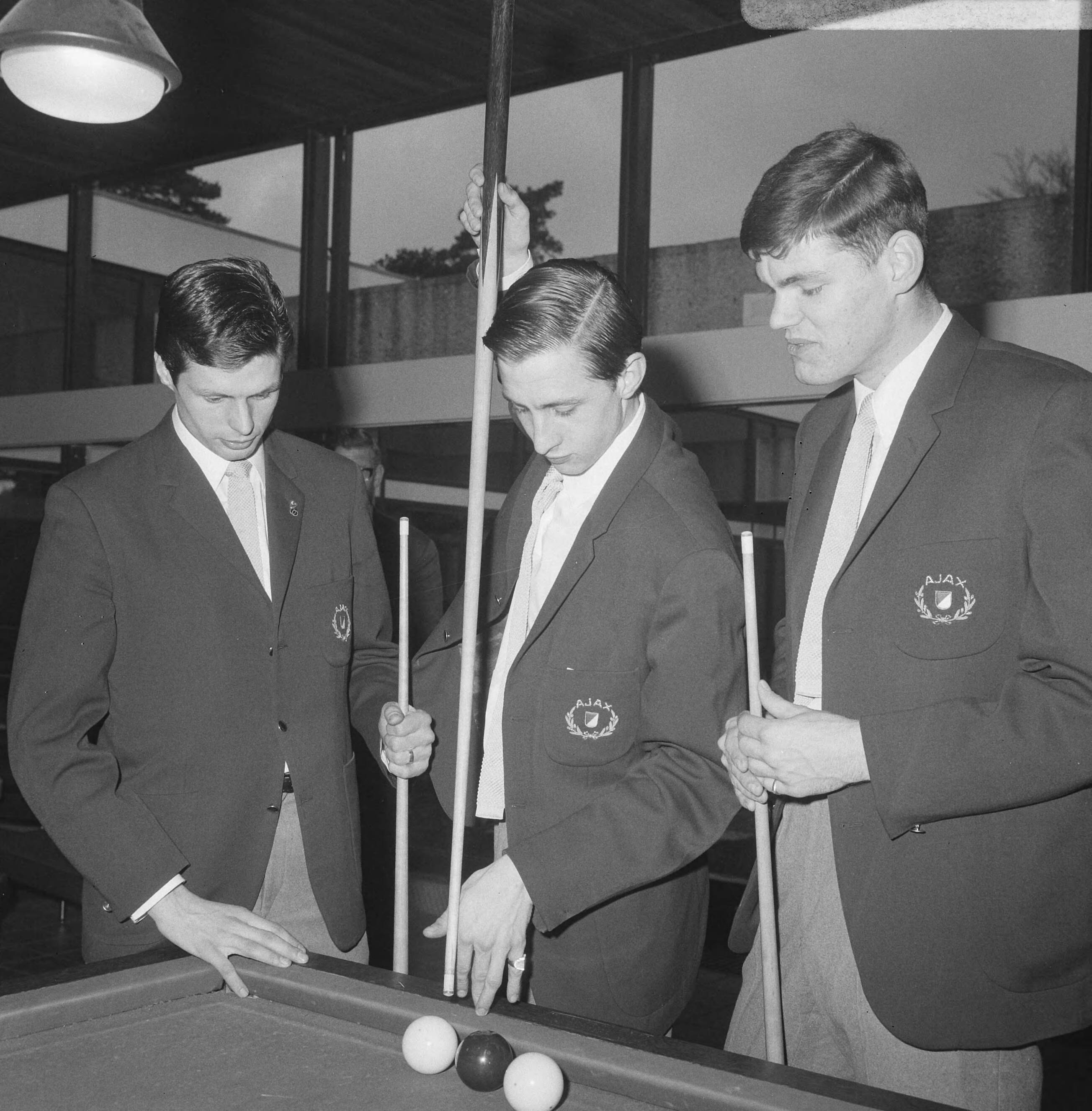 Fotocollectie Anefo — Ajax in KNVB-sportcentrum Zeist, biljarten Suurbier, Cruijff en Hulshof — Foto: Nijs, Jac. de / Anefo. Licentie: Set B: Rechtenvrij / Publiek Domein. Bron: Nationaal Archief. http://hdl.handle.net/10648/ab1161fc-d0b4-102d-bcf8-003048976d84