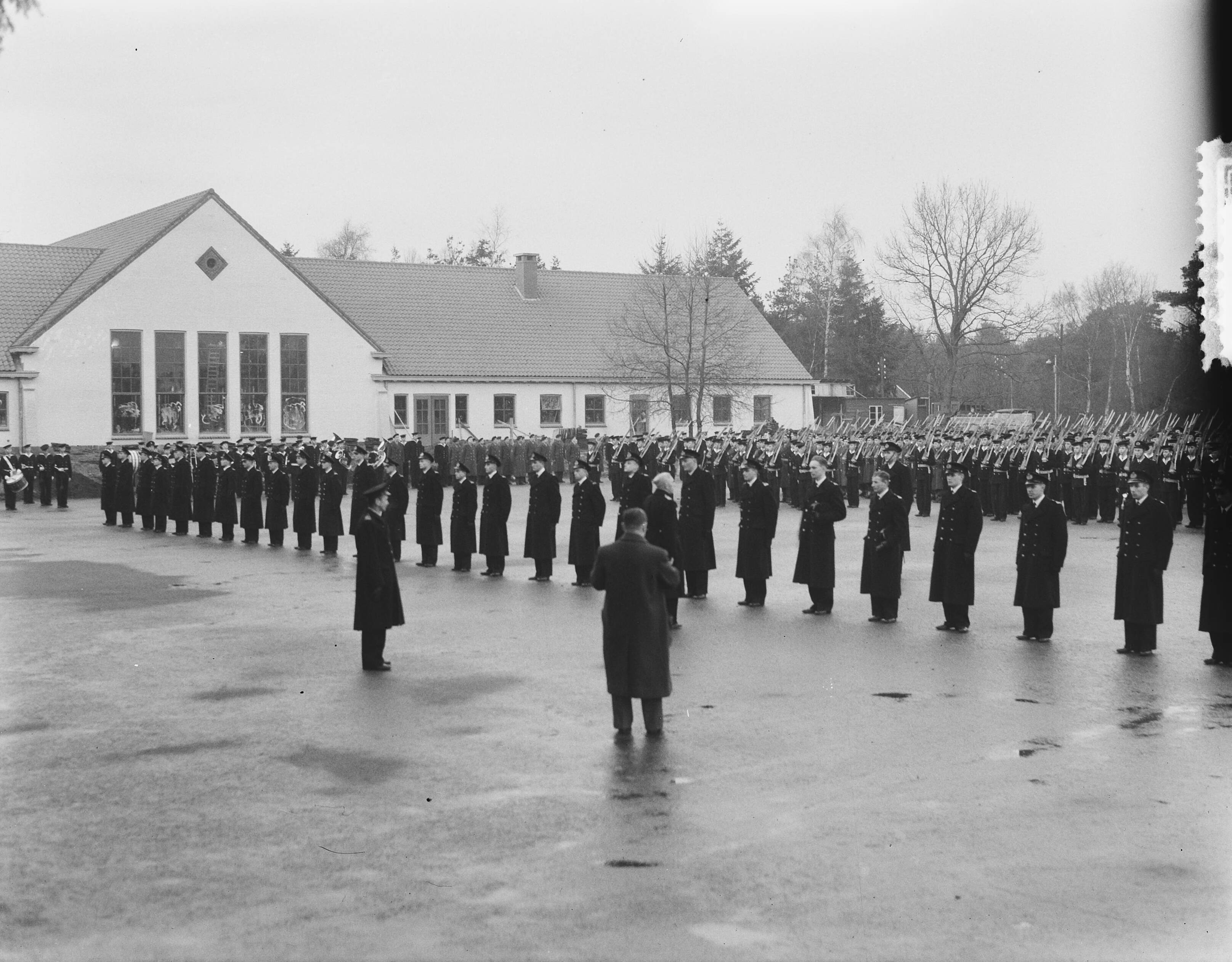 Beëdiging van 37 marine-officieren in MOK HIlversum — In het Marine-opleidingskamp nabij Hilversum zijn 37 marineofficieren beëdigd door de kapitein-ter-zee ]. J. Hogendoorn — Foto: Bilsen, Joop van / Anefo. Licentie: Set B: Rechtenvrij / Publiek Domein. Bron: Nationaal Archief. http://hdl.handle.net/10648/a8f40032-d0b4-102d-bcf8-003048976d84