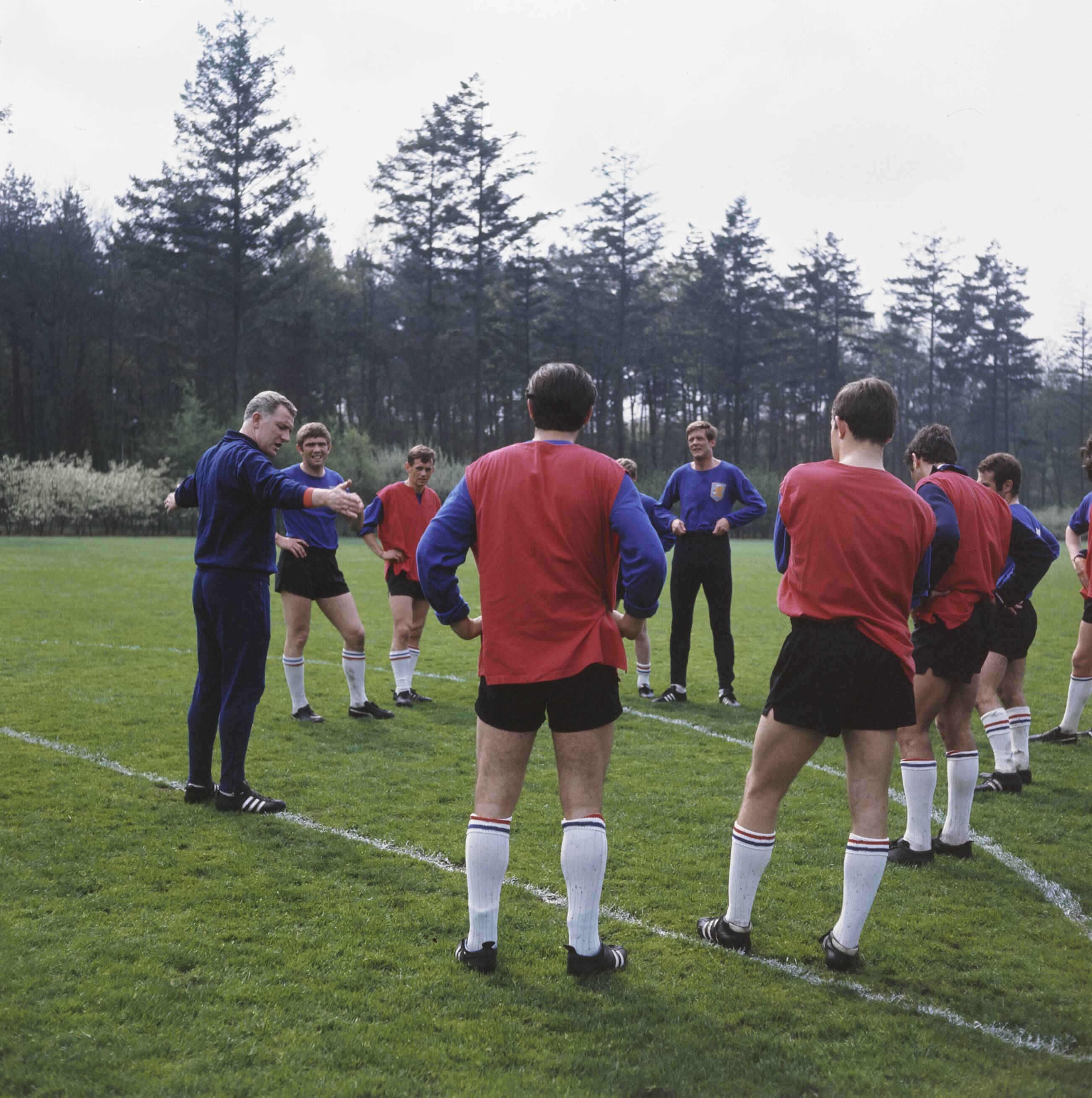 Fotocollectie Anefo — Training Nederlands Elftal te Zeist; training — Foto: Kroon, Ron / Anefo. Licentie: Set B: Rechtenvrij / Publiek Domein. Bron: Nationaal Archief. http://hdl.handle.net/10648/ad8f1ec4-d0b4-102d-bcf8-003048976d84