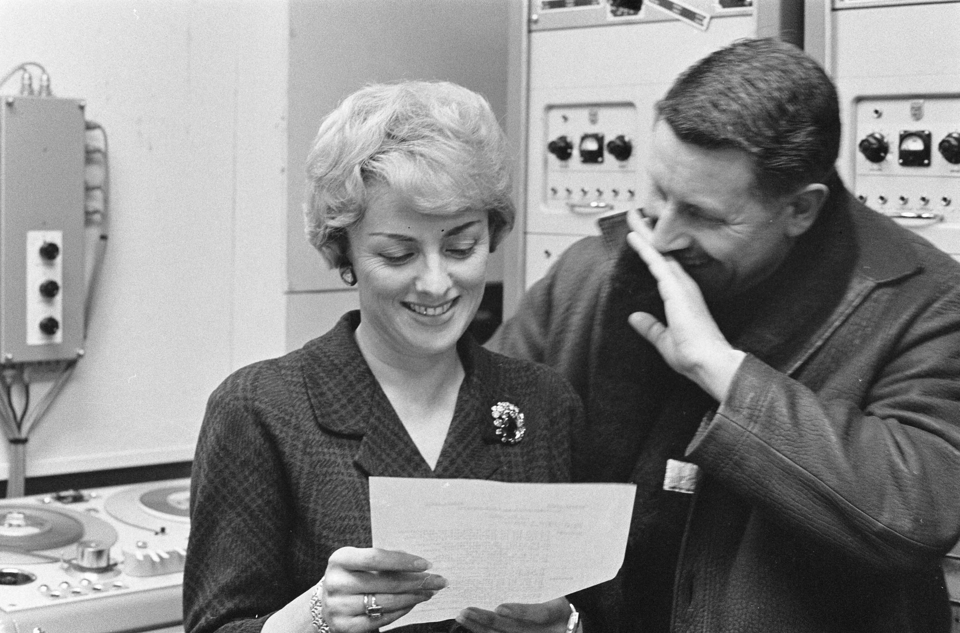 Fotocollectie Anefo — Annie Palmen heeft in de Phonogramstudio te Hilversum het uitgekozen Eurovisie Songfestivalliedje opgenomen — Foto: Gelderen, Hugo van / Anefo. Licentie: Set B: Rechtenvrij / Publiek Domein. Bron: Nationaal Archief. http://hdl.handle.net/10648/aa289d8c-d0b4-102d-bcf8-003048976d84