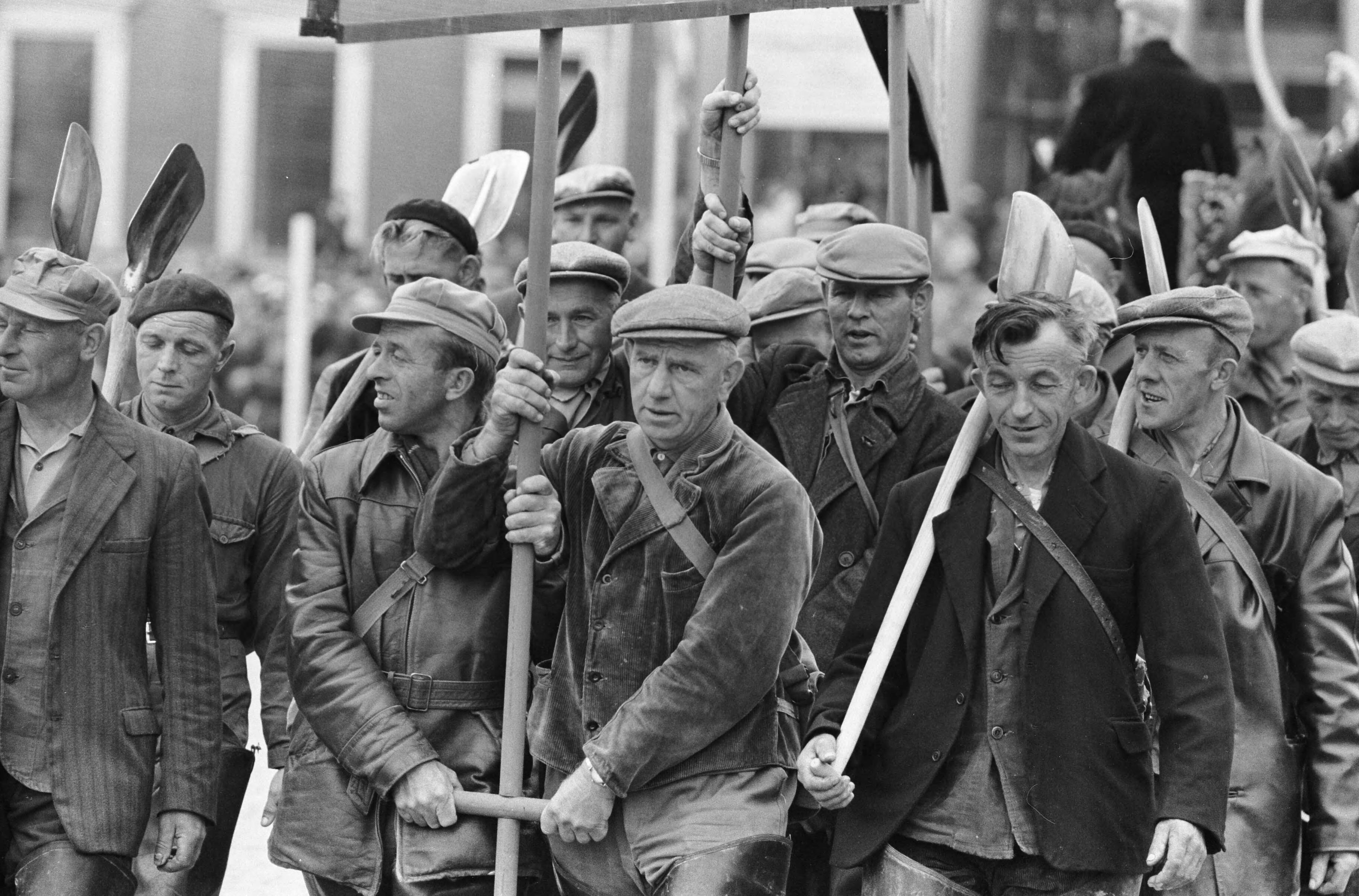 Koninklijk bezoek aan Groningen en Friesland (1962) — Koninklijk bezoek aan Leeuwarden — Foto: Pot, Harry / Anefo. Licentie: Set B: Rechtenvrij / Publiek Domein. Bron: Nationaal Archief. http://hdl.handle.net/10648/aa06e110-d0b4-102d-bcf8-003048976d84