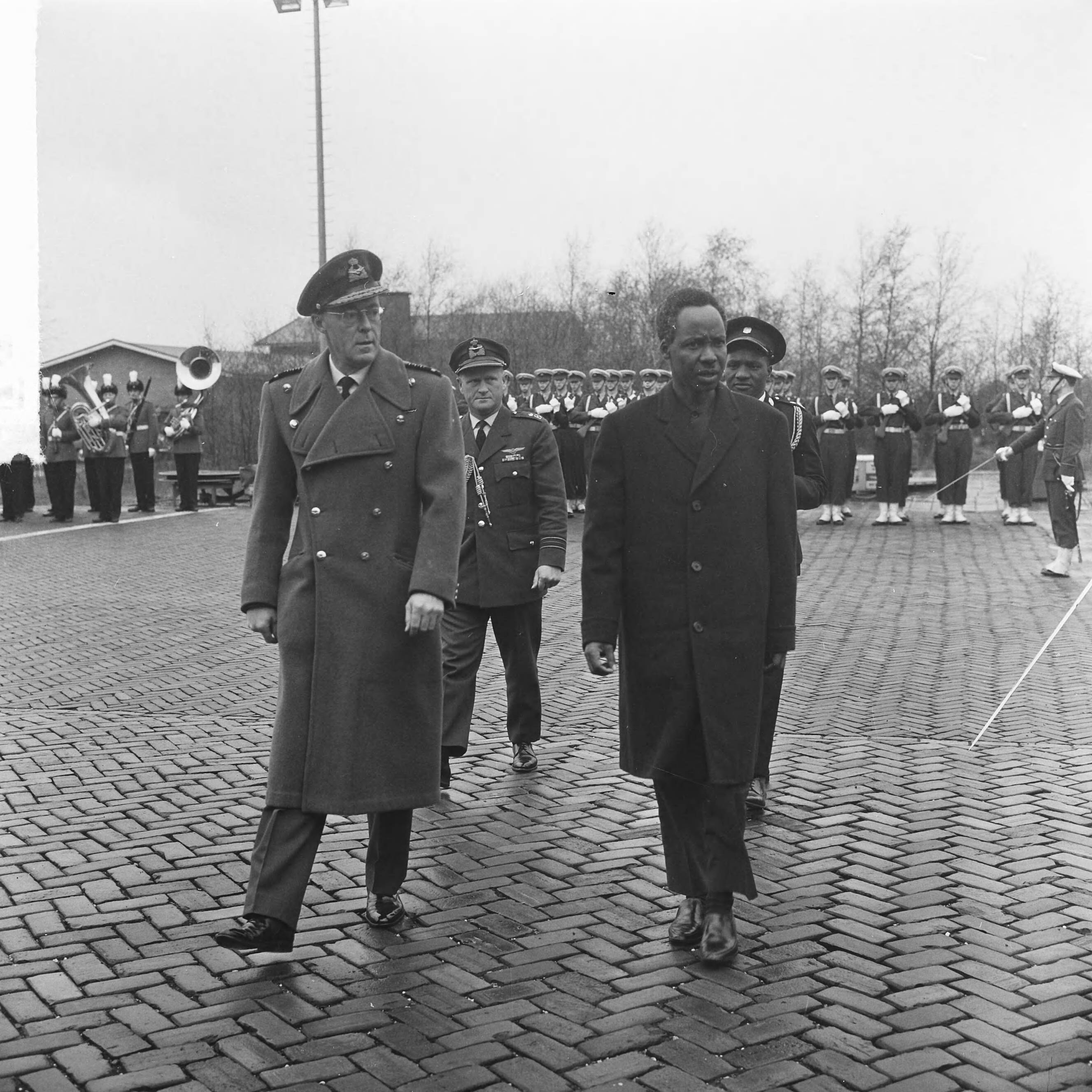 Staatsbezoek van president Julius Nyerere van Tanzania aan Nederland — Staatsbezoek president Nyerere van Tanzania, vliegveld Soesterber, inspectie erewacht met prins Bernhard — Foto: Koch, Eric / Anefo. Licentie: Set B: Rechtenvrij / Publiek Domein. Bron: Nationaal Archief. http://hdl.handle.net/10648/aaa12c7a-d0b4-102d-bcf8-003048976d84