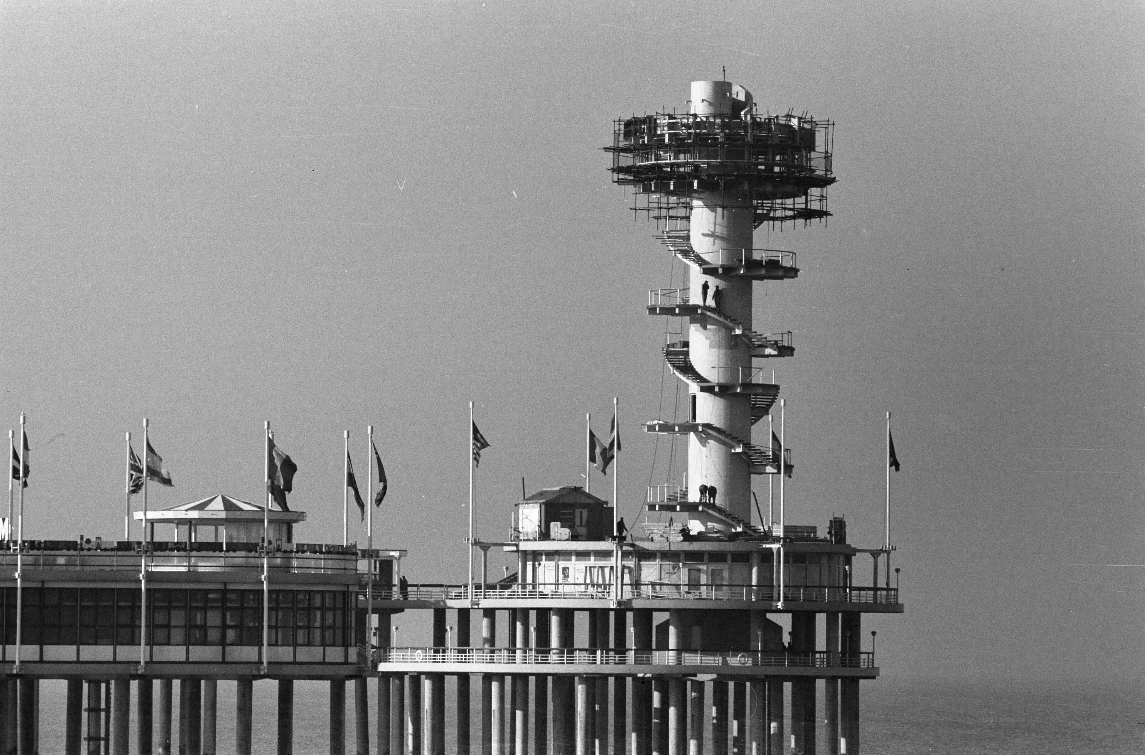 Fotocollectie Anefo — Toren op Scheveningse Pier bijna klaar — Foto: Pot, Harry / Anefo. Licentie: Set B: Rechtenvrij / Publiek Domein. Bron: Nationaal Archief. http://hdl.handle.net/10648/a9ed59a2-d0b4-102d-bcf8-003048976d84