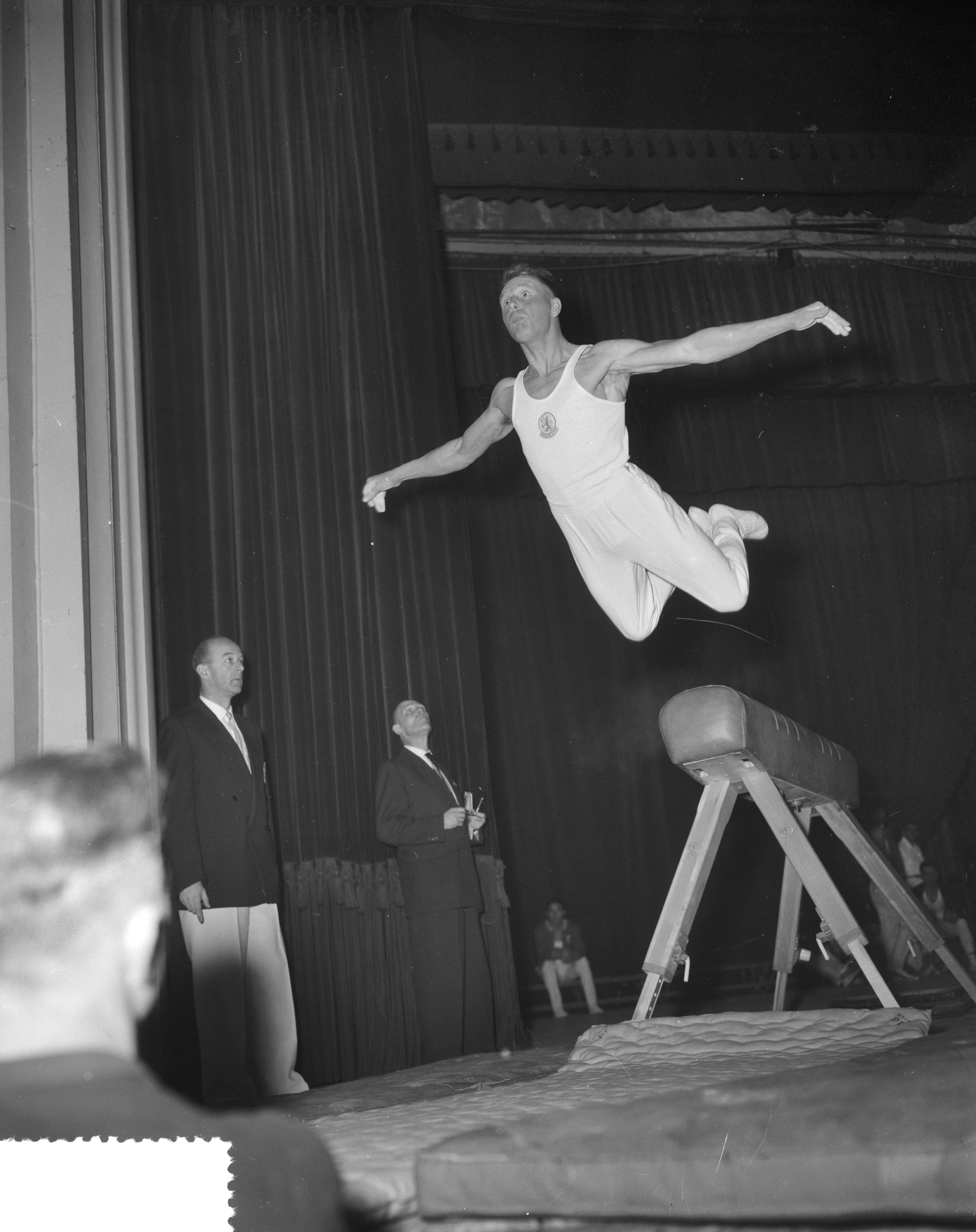 Fotocollectie Anefo — Landen-turnwedstrijd Nederland tegen België in Den Haag. G. Salle , Nederland — Foto: Bilsen, Joop van / Anefo. Licentie: Set B: Rechtenvrij / Publiek Domein. Bron: Nationaal Archief. http://hdl.handle.net/10648/a95273d8-d0b4-102d-bcf8-003048976d84