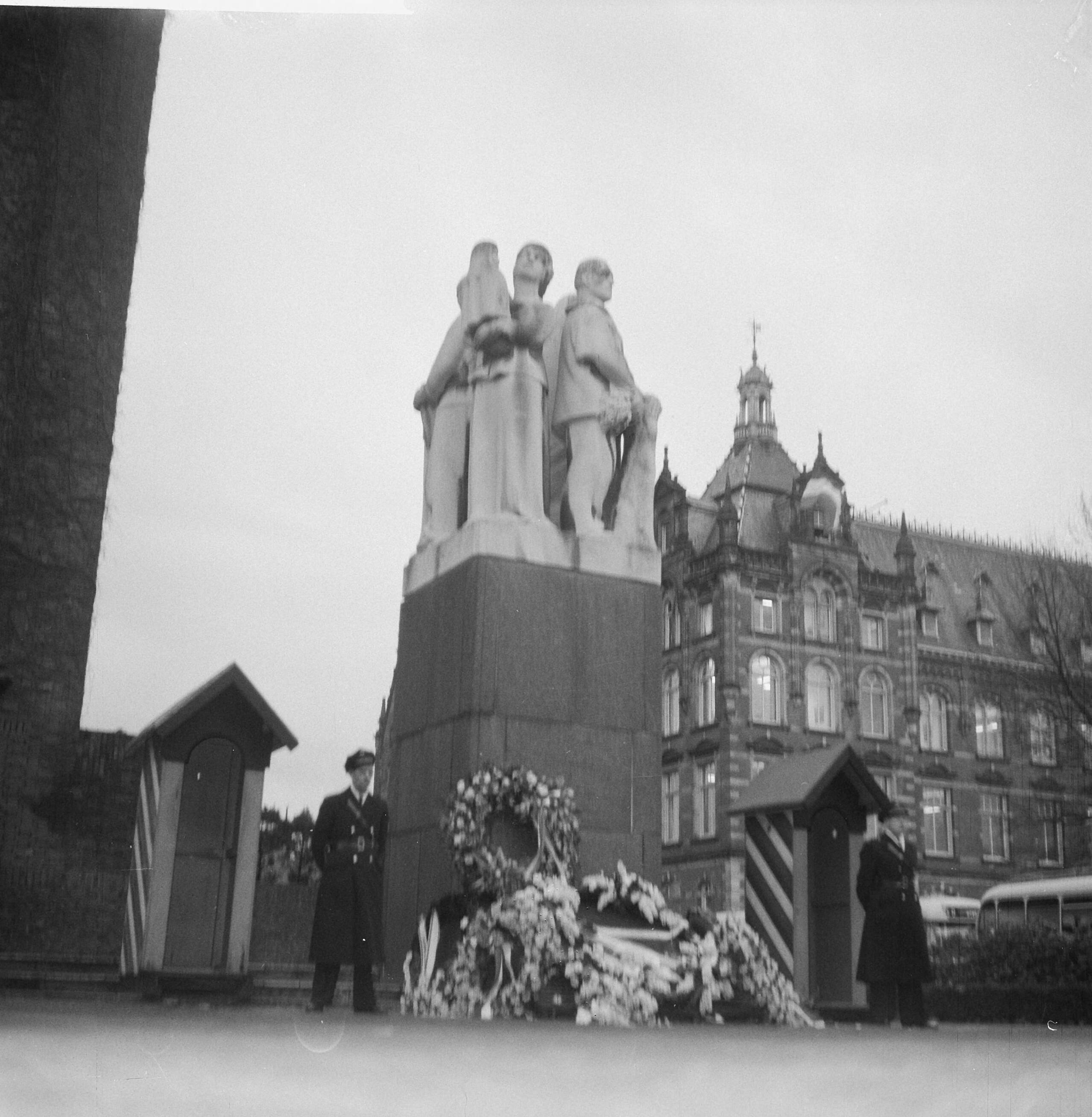Treinramp bij Harmelen (1962) — Nationale Rouwdag in verband met de spoorramp bij Harmelen. Wacht bij spoorwegmonument in Utrecht — Foto: Pot, Harry / Anefo. Licentie: Set B: Rechtenvrij / Publiek Domein. Bron: Nationaal Archief. http://hdl.handle.net/10648/a9f40586-d0b4-102d-bcf8-003048976d84