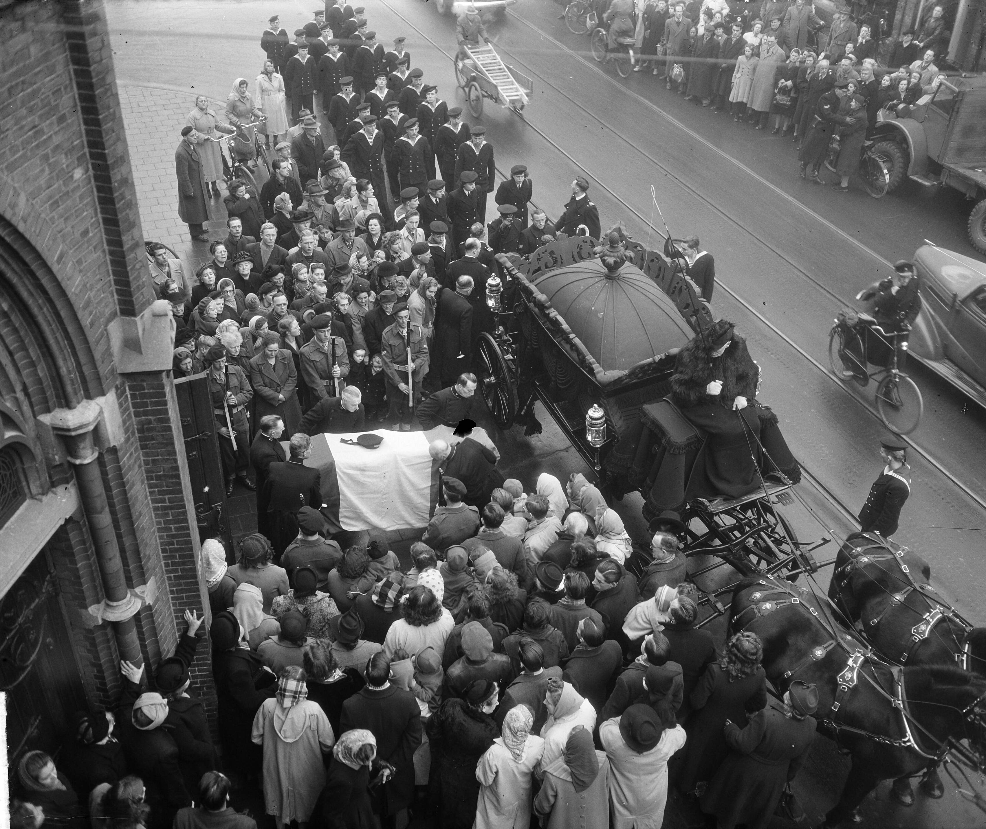 Begrafenis van matroos D.P. Schraven te Den Haag — Foto: Duinen, H. van / Anefo. — Licentie: Set B: Rechtenvrij / Publiek Domein. Bron: Nationaal Archief. http://hdl.handle.net/10648/a8e718b8-d0b4-102d-bcf8-003048976d84