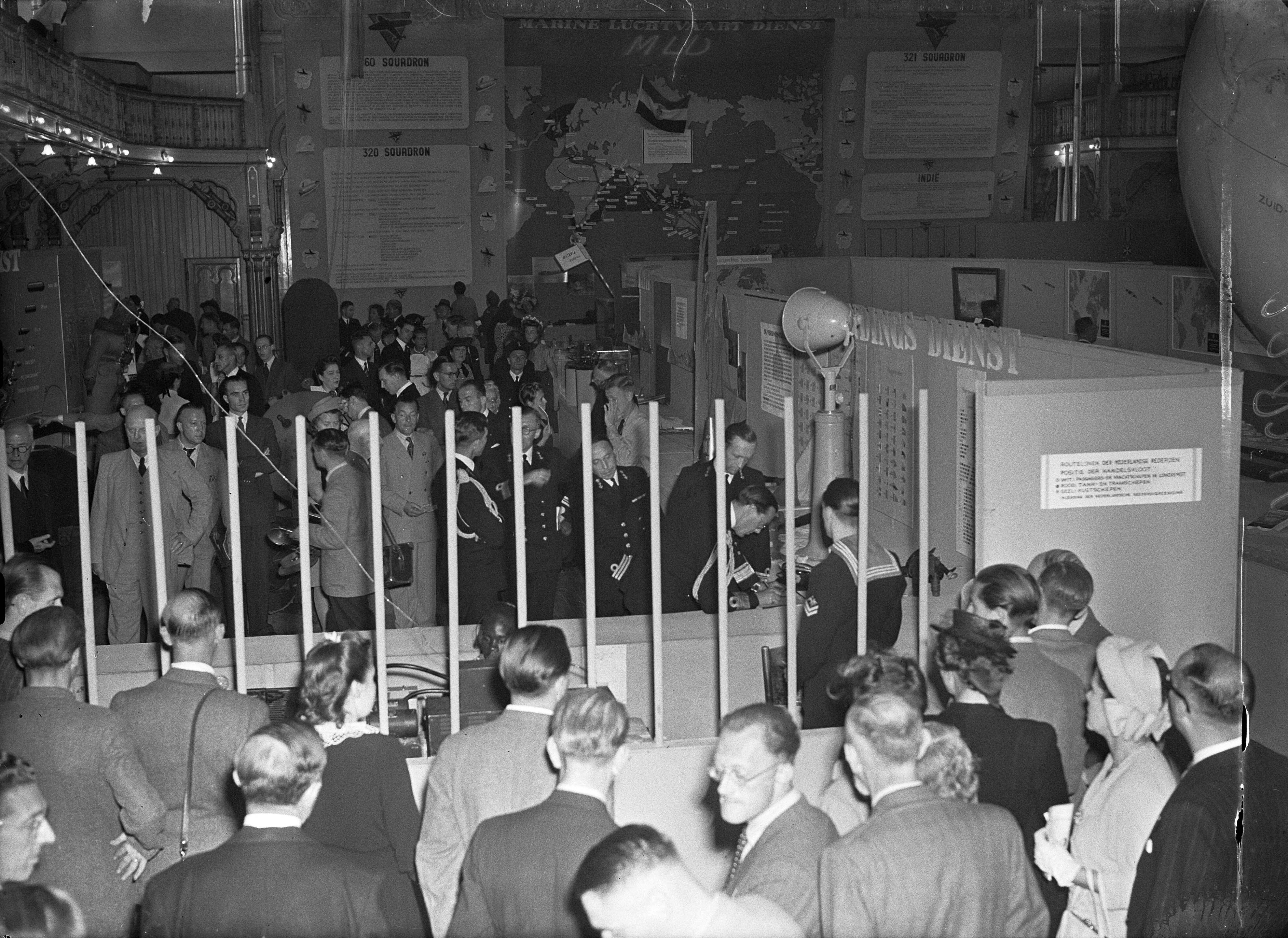 Opening marinetentoonstelling in de Dierentuin te Den Haag door prins Bernhard — De Prins verzendt het eerste telegram op de tentoonstelling (overzicht) — Foto: Sagers, Harry / Anefo. Licentie: Set B: Rechtenvrij / Publiek Domein. Bron: Nationaal Archief. http://hdl.handle.net/10648/a8aaf63a-d0b4-102d-bcf8-003048976d84