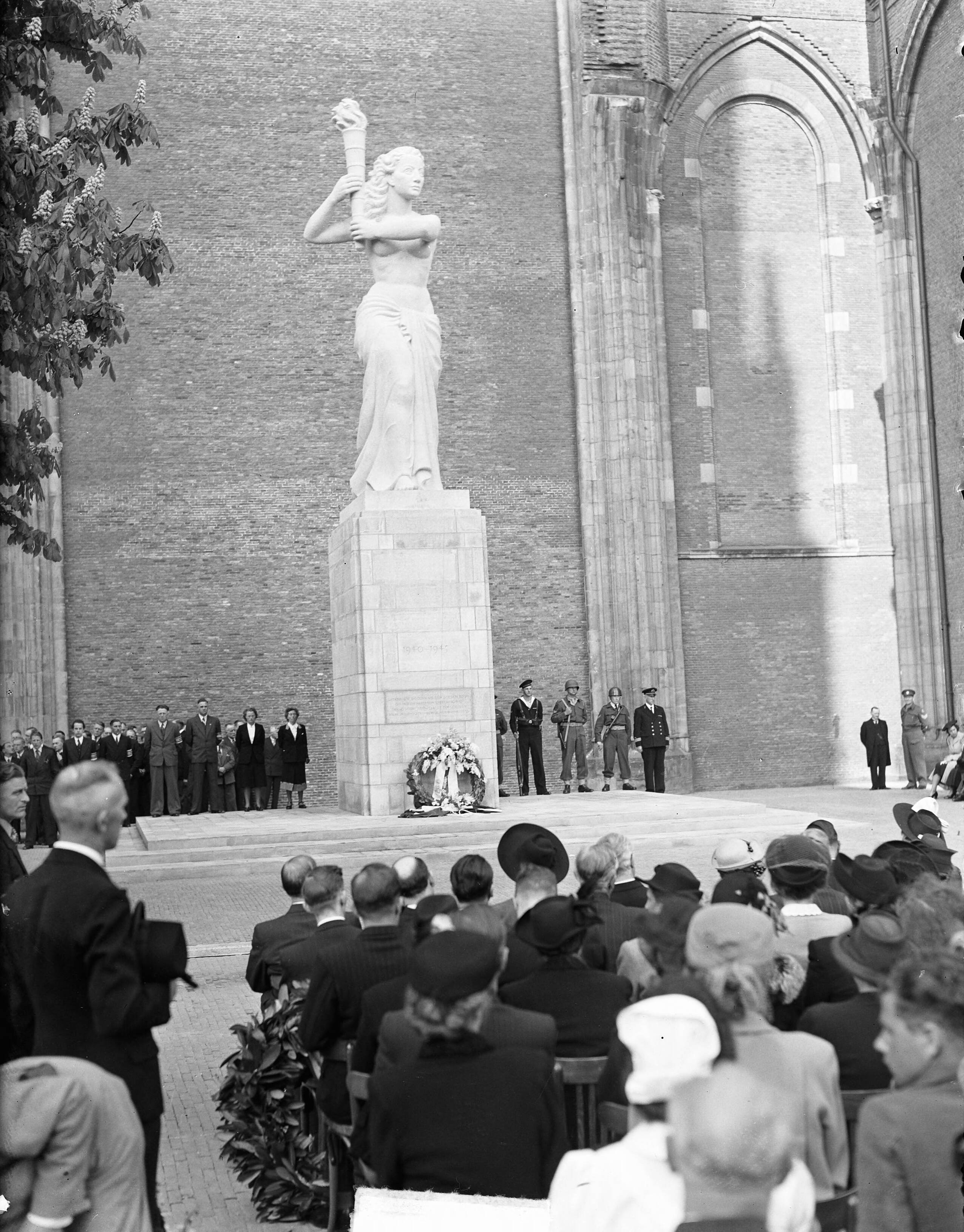 Fotocollectie Anefo — Prins Bernhard onthult het verzetsmonument op het Domplein te Utrecht — Foto: Bilsen, Joop van / Anefo. Licentie: Set B: Rechtenvrij / Publiek Domein. Bron: Nationaal Archief. http://hdl.handle.net/10648/a8c74772-d0b4-102d-bcf8-003048976d84