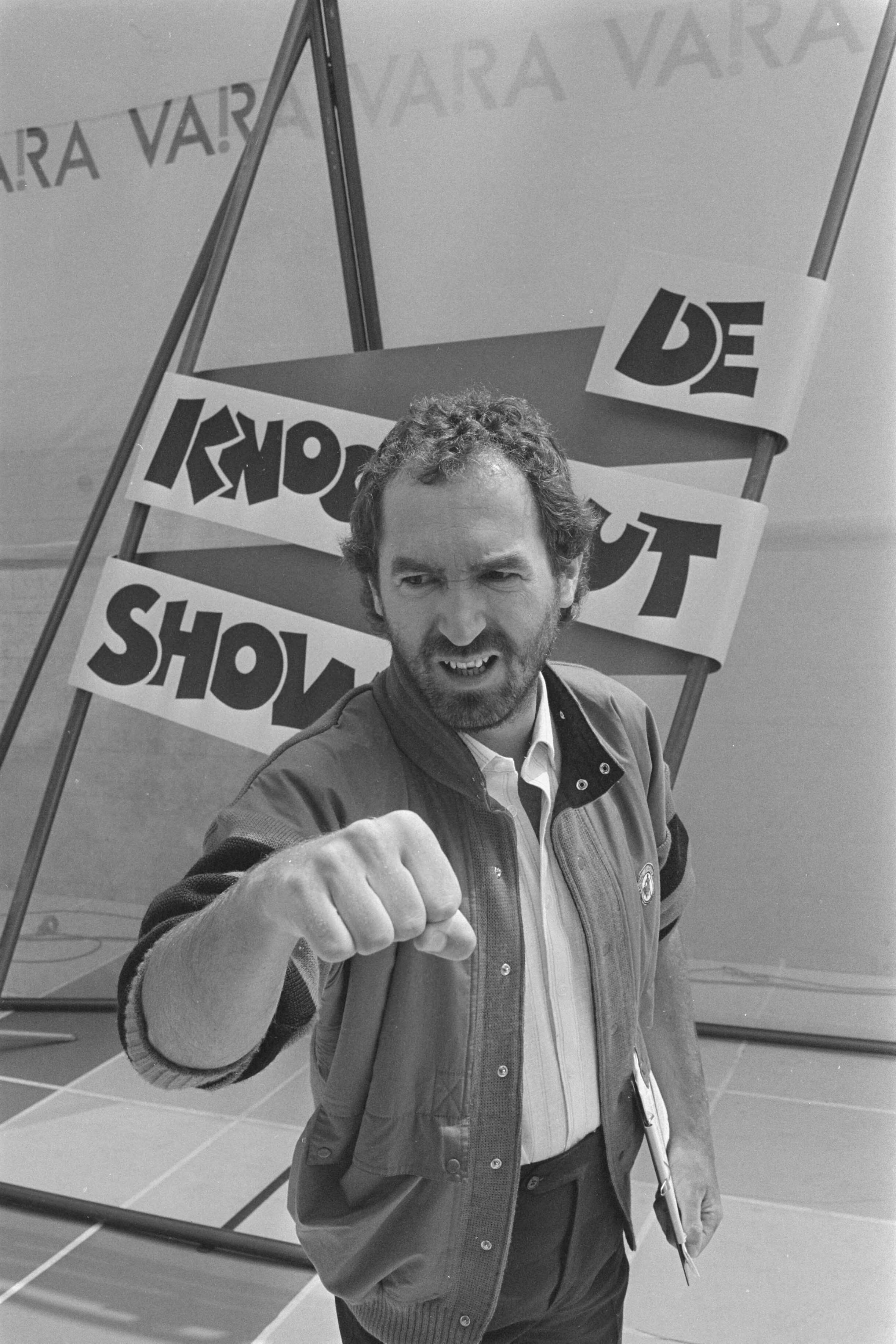Fotocollectie Anefo — Harry Vermeegen presenteert Knok-out show in Zandvoort, close-up — Foto: Antonisse, Marcel / Anefo. Licentie: Set B: Rechtenvrij / Publiek Domein. Bron: Nationaal Archief. http://hdl.handle.net/10648/ad3a36b6-d0b4-102d-bcf8-003048976d84