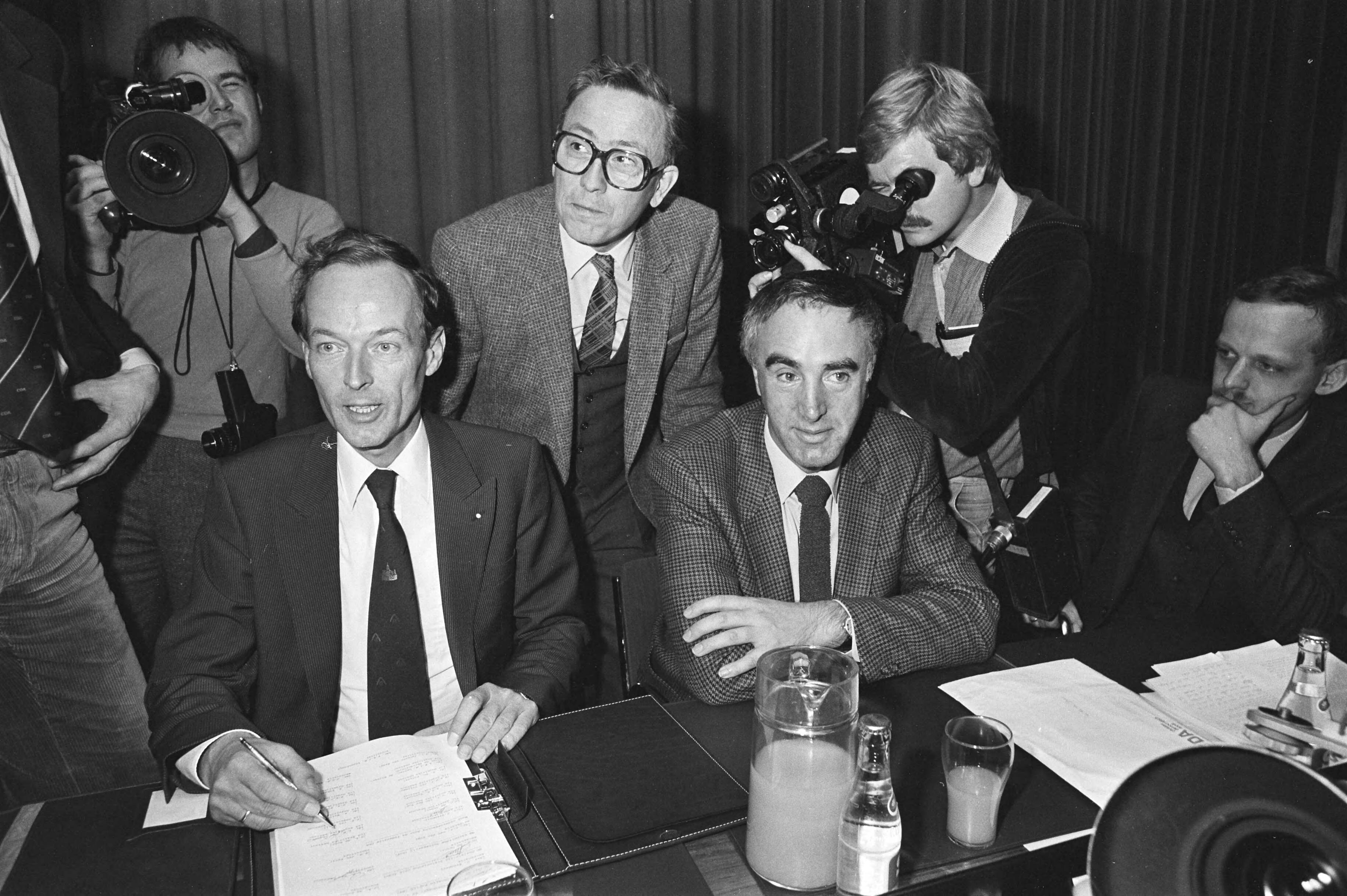 Fotocollectie Anefo — Fusie congres CDA in Den Haag , drie voorzitters van KVP CHU en ARP tekenen fusie-protocol, Van Leeuwen (CHU), staand P. van Zeil (KVP — Foto: Antonisse, Marcel / Anefo. Licentie: Set B: Rechtenvrij / Publiek Domein. Bron: Nationaal Archief. http://hdl.handle.net/10648/acea9f02-d0b4-102d-bcf8-003048976d84