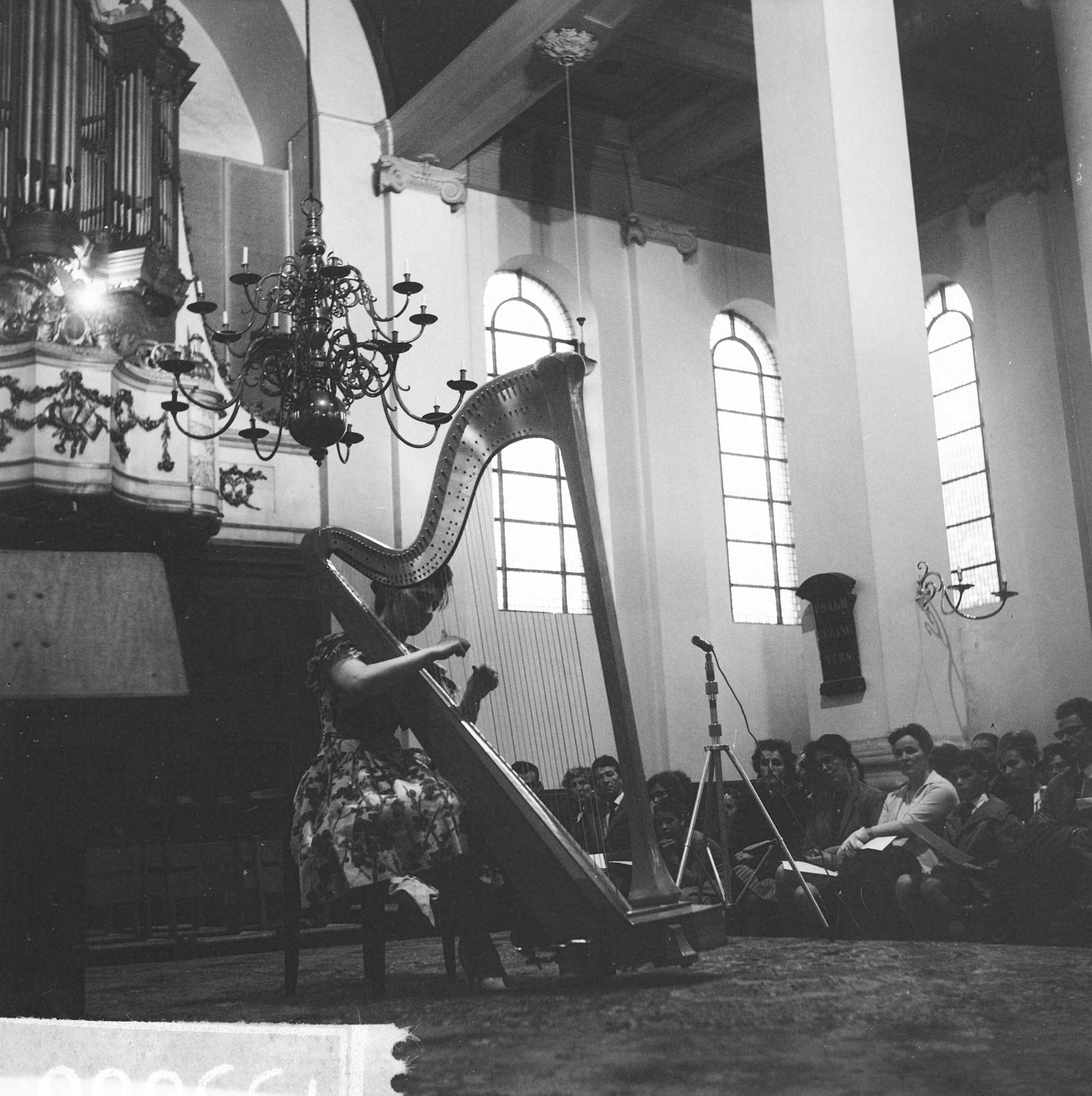 Fotocollectie Anefo — Slotconcert Internationale Harpweek 1963. Maria Rosa Calvo-Manzano (Spanje) speelt in de Nieuwe Kerk te Haarlem — Foto: Nijs, Jac. de / Anefo. Licentie: Set B: Rechtenvrij / Publiek Domein. Bron: Nationaal Archief. http://hdl.handle.net/10648/aa3f156c-d0b4-102d-bcf8-003048976d84