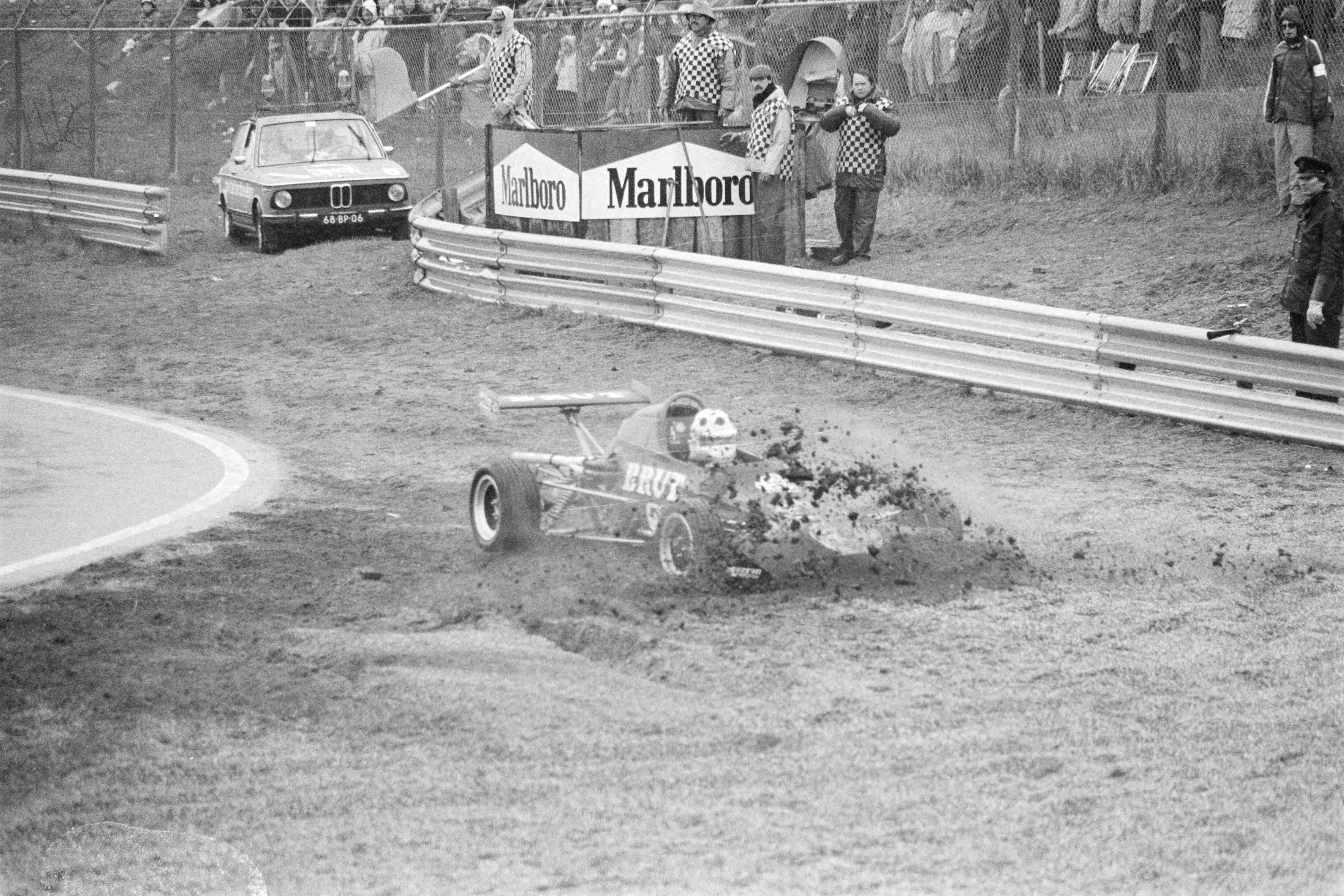 Fotocollectie Anefo — Grote Prijs van Zandvoort autoraces; Arthur van Dedum vliegt uit de baan — Foto: Suyk, Koen / Anefo. Licentie: Set B: Rechtenvrij / Publiek Domein. Bron: Nationaal Archief. http://hdl.handle.net/10648/ac9b0212-d0b4-102d-bcf8-003048976d84