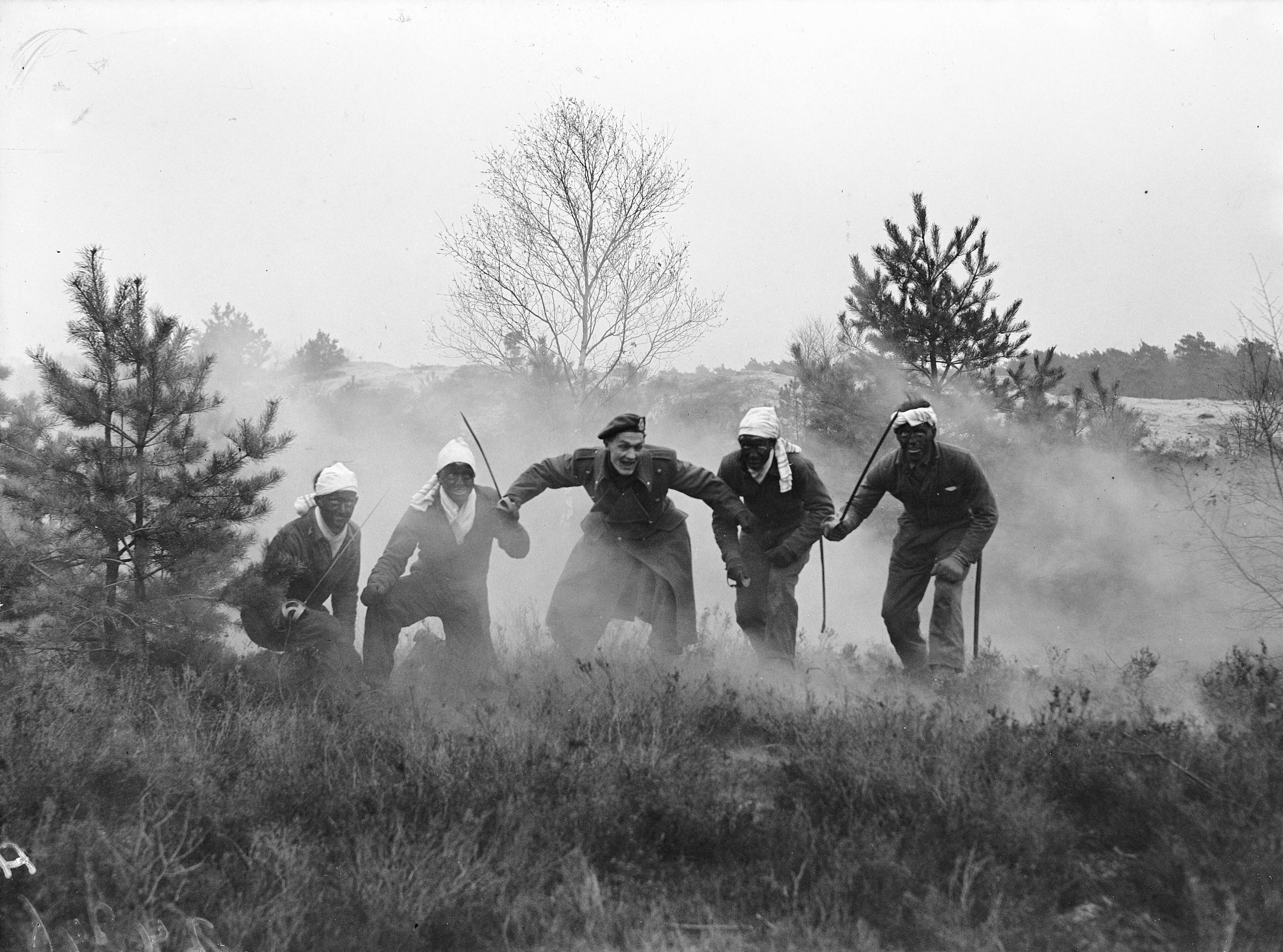 Fotocollectie Anefo — Oefening militairen Indisch instructiebataljon te Bilthoven — Foto: Noske, J.D. / Anefo. Licentie: Set B: Rechtenvrij / Publiek Domein. Bron: Nationaal Archief. http://hdl.handle.net/10648/ad7a7fd2-d0b4-102d-bcf8-003048976d84