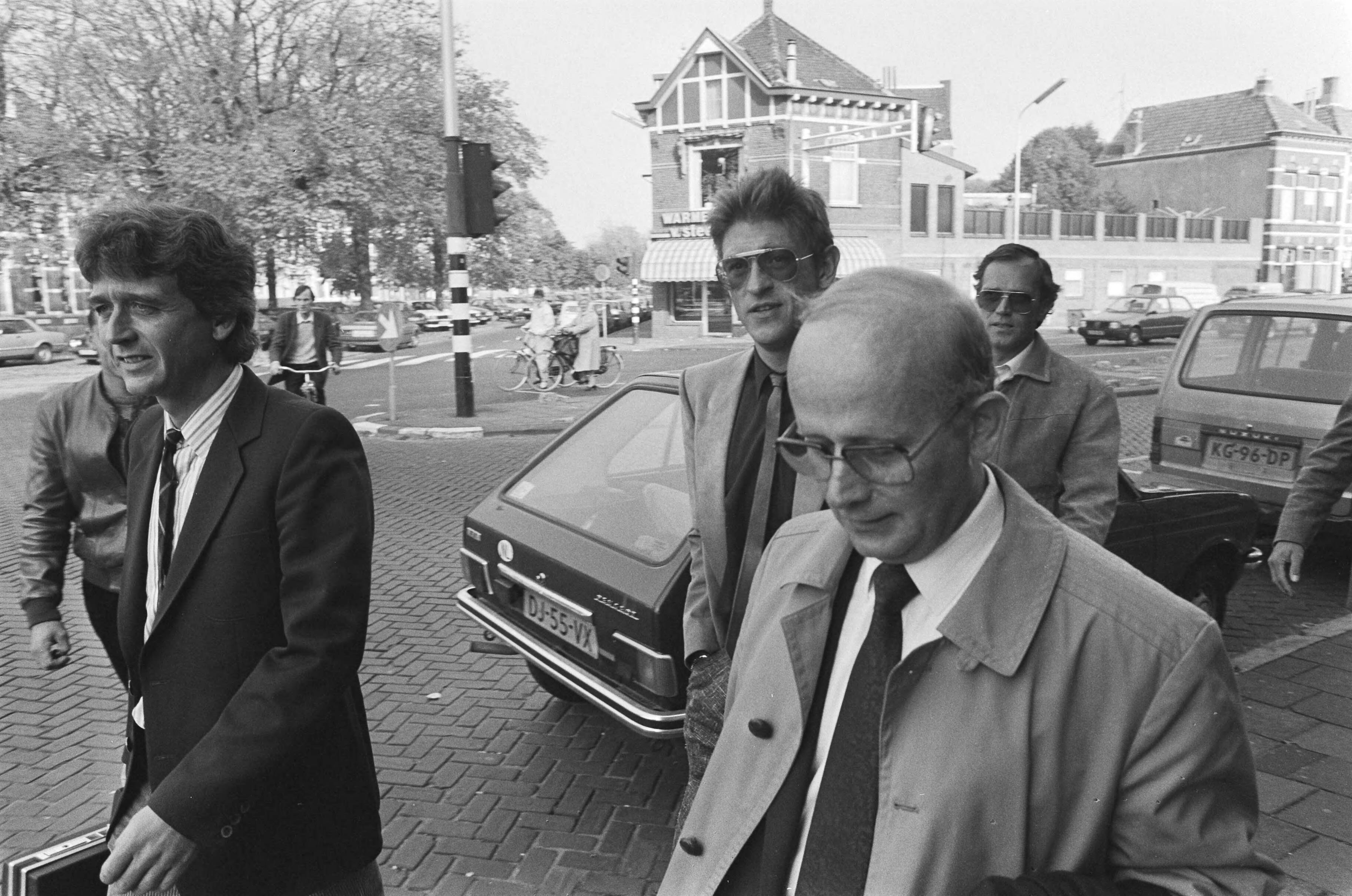 Fotocollectie Anefo — Kort geding Gerrie Knetemann tegen sponsor Skil in Breda aankomst met advocaat Van de Heuvel (r) — Foto: Croes, Rob C. / Anefo. Licentie: Set B: Rechtenvrij / Publiek Domein. Bron: Nationaal Archief. http://hdl.handle.net/10648/ad4bc3c2-d0b4-102d-bcf8-003048976d84