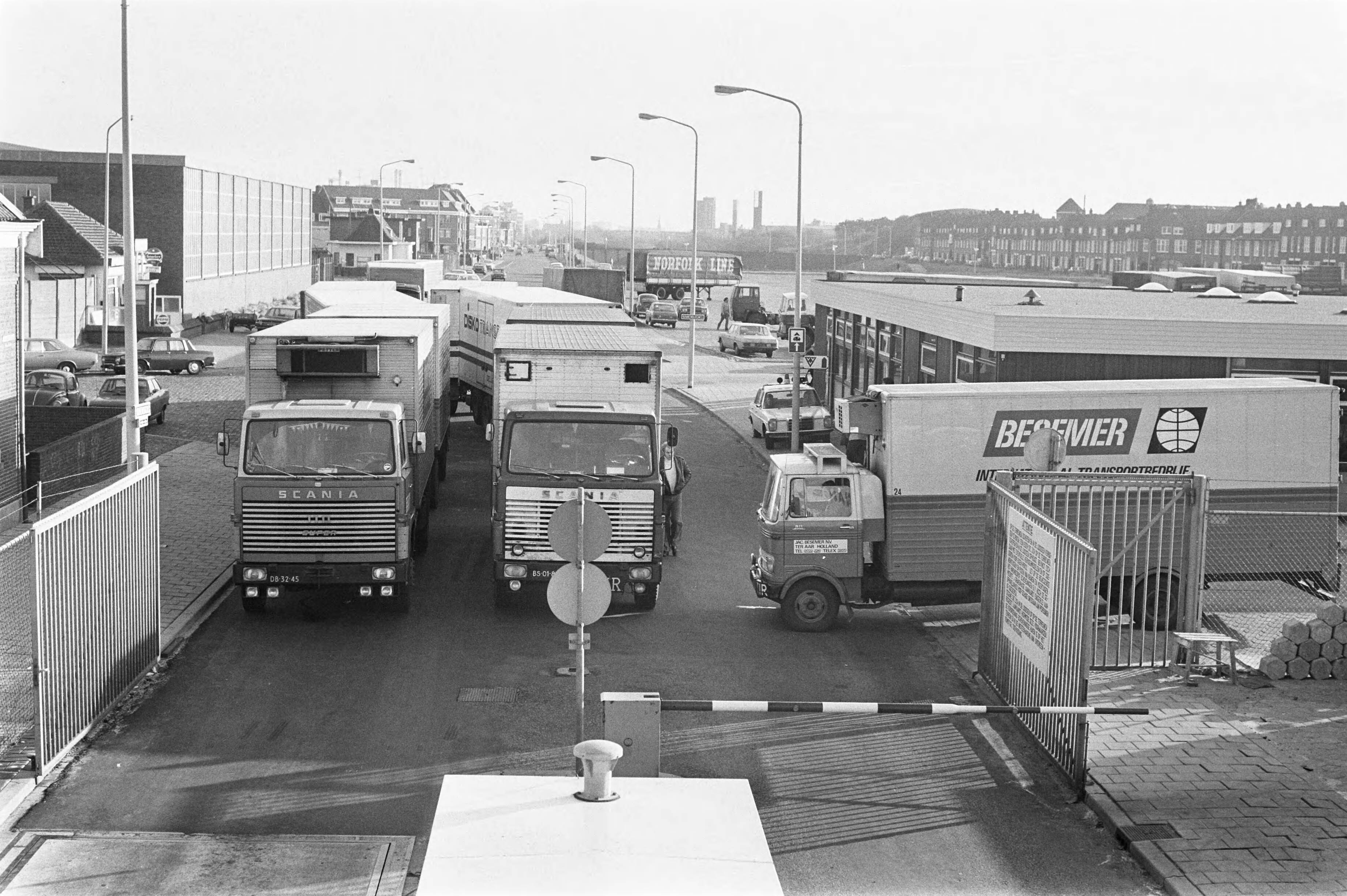 Fotocollectie Anefo — Vrachtwagenchauffeurs blokkeren toegang naar Norfolk Lin in Scheveningen; overzicht vrachtswagenblokkade in Scheveningen — Foto: Verhoeff, Bert / Anefo. Licentie: Set B: Rechtenvrij / Publiek Domein. Bron: Nationaal Archief. http://hdl.handle.net/10648/ac5b99b0-d0b4-102d-bcf8-003048976d84