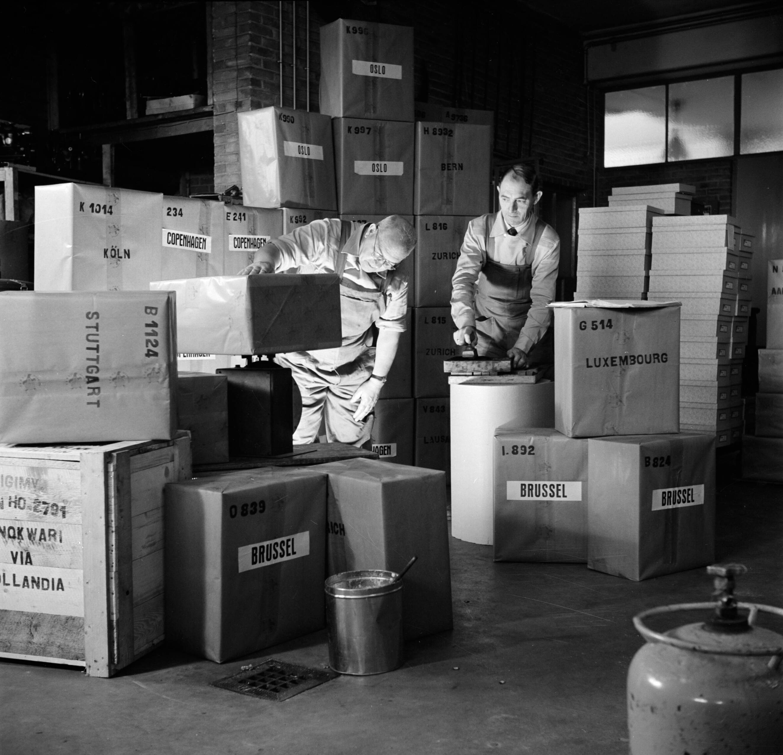 Reportage Kerko Haarlem — Verzendafdeling van Kerko — Foto: Poll, Willem van de. Licentie: Set B: Rechtenvrij / Publiek Domein. Bron: Nationaal Archief. http://hdl.handle.net/10648/aecbcd3c-d0b4-102d-bcf8-003048976d84