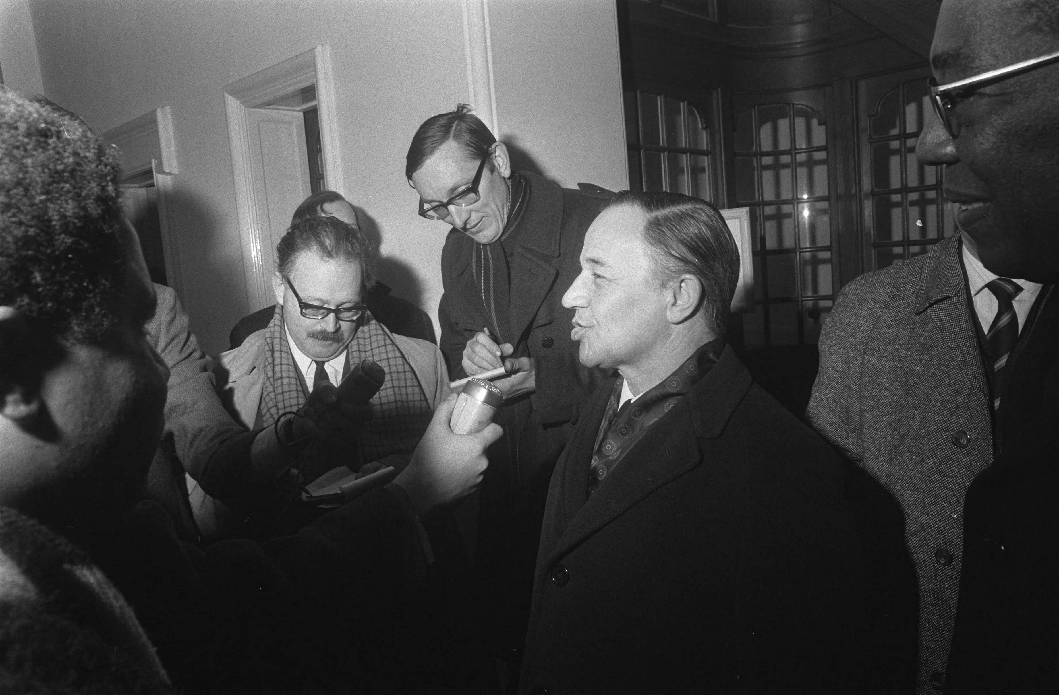 Fotocollectie Anefo — Intern Beraad van regering over benoeming tot gouverneur Nederlandse Antillen dr. E. Jonckheer in Den Haag . Zie 232356 — Foto: Mieremet, Rob / Anefo. Licentie: Set B: Rechtenvrij / Publiek Domein. Bron: Nationaal Archief. http://hdl.handle.net/10648/ab8c7f54-d0b4-102d-bcf8-003048976d84