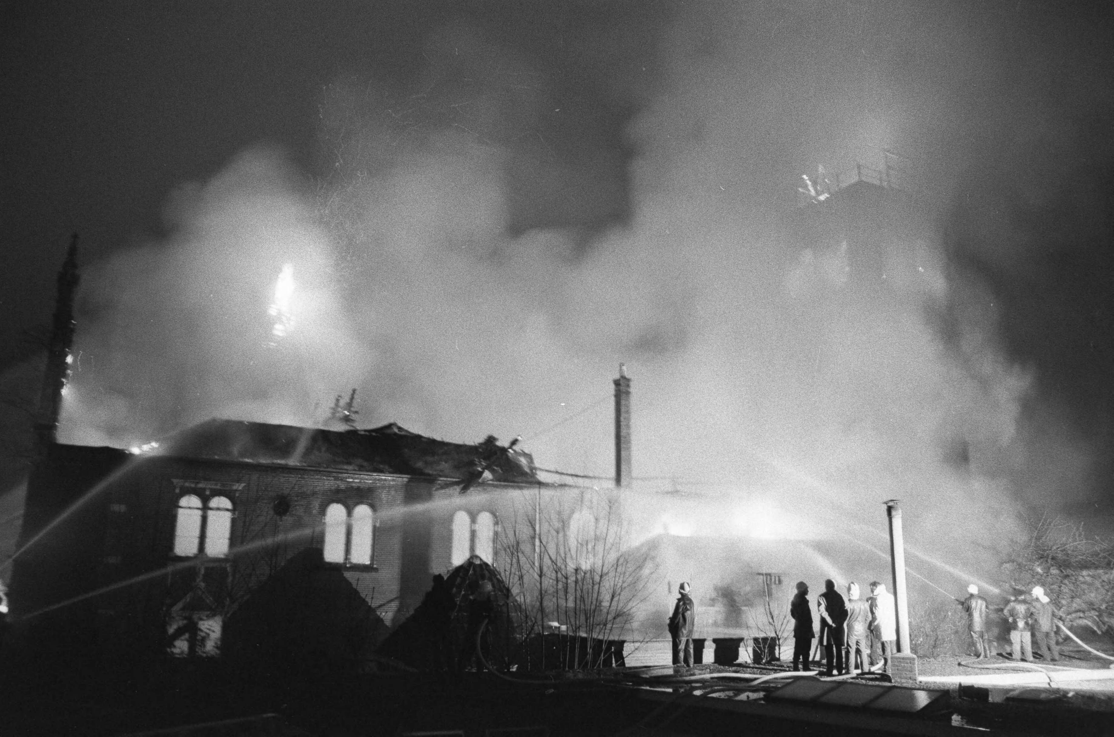 Fotocollectie Anefo — Brand in Grote Kerk , Hilversum — Foto: Mieremet, Rob / Anefo. Licentie: Set B: Rechtenvrij / Publiek Domein. Bron: Nationaal Archief. http://hdl.handle.net/10648/abd9ded4-d0b4-102d-bcf8-003048976d84