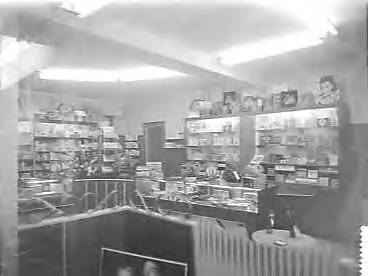 Fotocollectie Anefo — Opdrachten Fa. Koning in Haarlem (verlichte etalages en interieur winkel) — Foto: Pot, Harry / Anefo. Licentie: Set B: Rechtenvrij / Publiek Domein. Bron: Nationaal Archief. http://hdl.handle.net/10648/a966fca4-d0b4-102d-bcf8-003048976d84