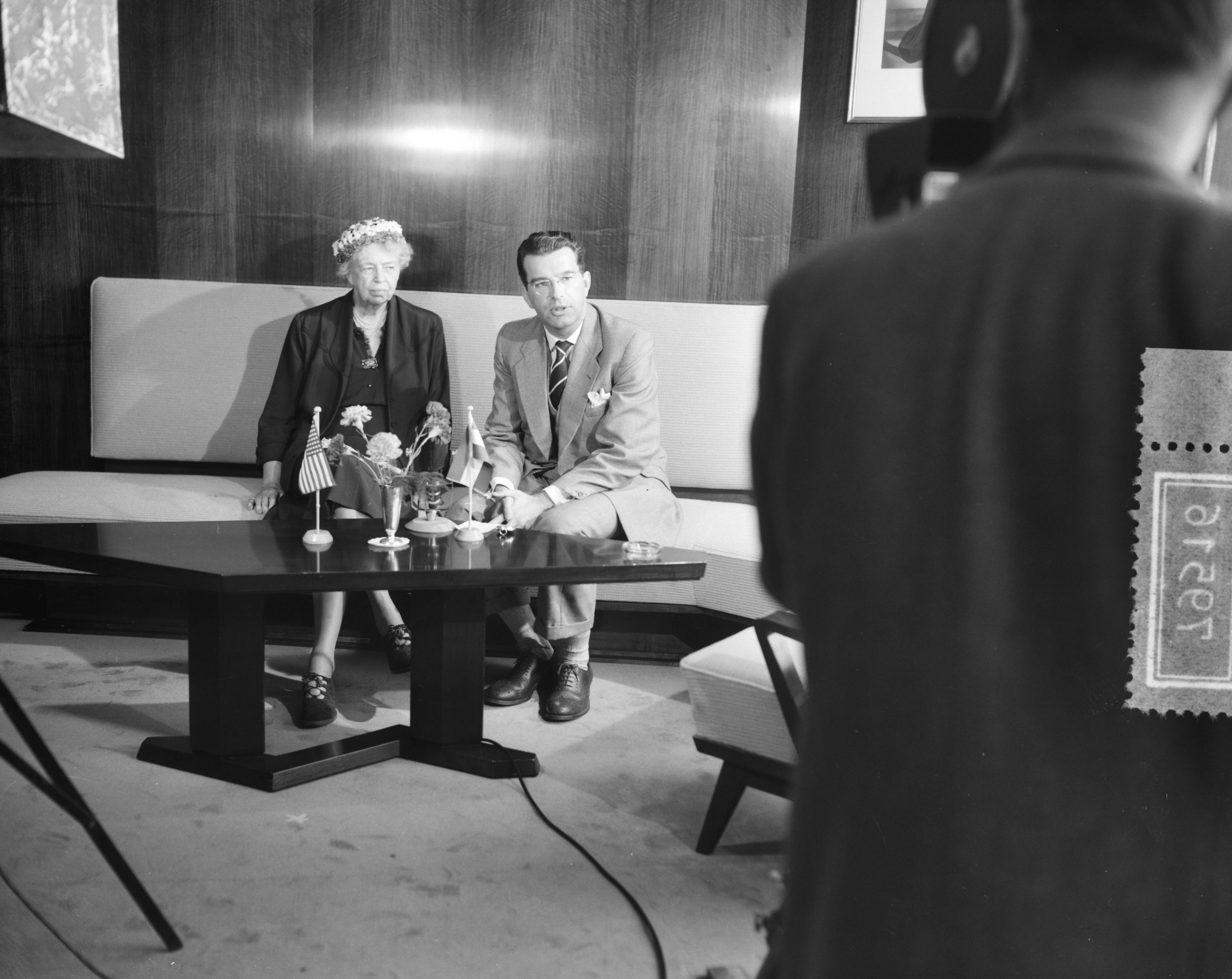 Fotocollectie Anefo — Eleanor Roosevelt, de weduwe van de Amerikaanse president Franklin D. Roosevelt, is voor een bezoek van enige dagen op Schiphol gearriveerd, waarbij zij ook voor de televisie enige woorden sprak — Foto: Pot, Harry / Anefo. Licentie: Set B: Rechtenvrij / Publiek Domein. Bron: Nationaal Archief. http://hdl.handle.net/10648/ad77ce2c-d0b4-102d-bcf8-003048976d84