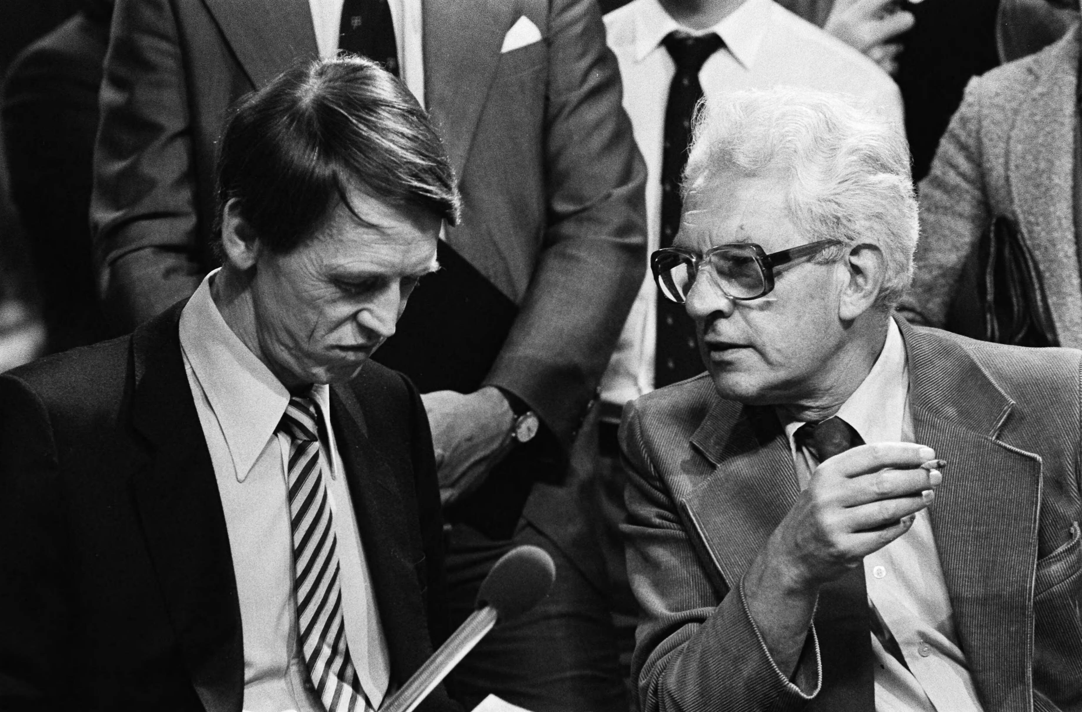 Fotocollectie Anefo — TV-uitzending wordt in NOS-studio in Hilversum opgenomen de verkiezingen met lijststrekkers van de grote partijen; — Foto: Dijk, Hans van / Anefo. Licentie: Set B: Rechtenvrij / Publiek Domein. Bron: Nationaal Archief. http://hdl.handle.net/10648/acfcc2a4-d0b4-102d-bcf8-003048976d84