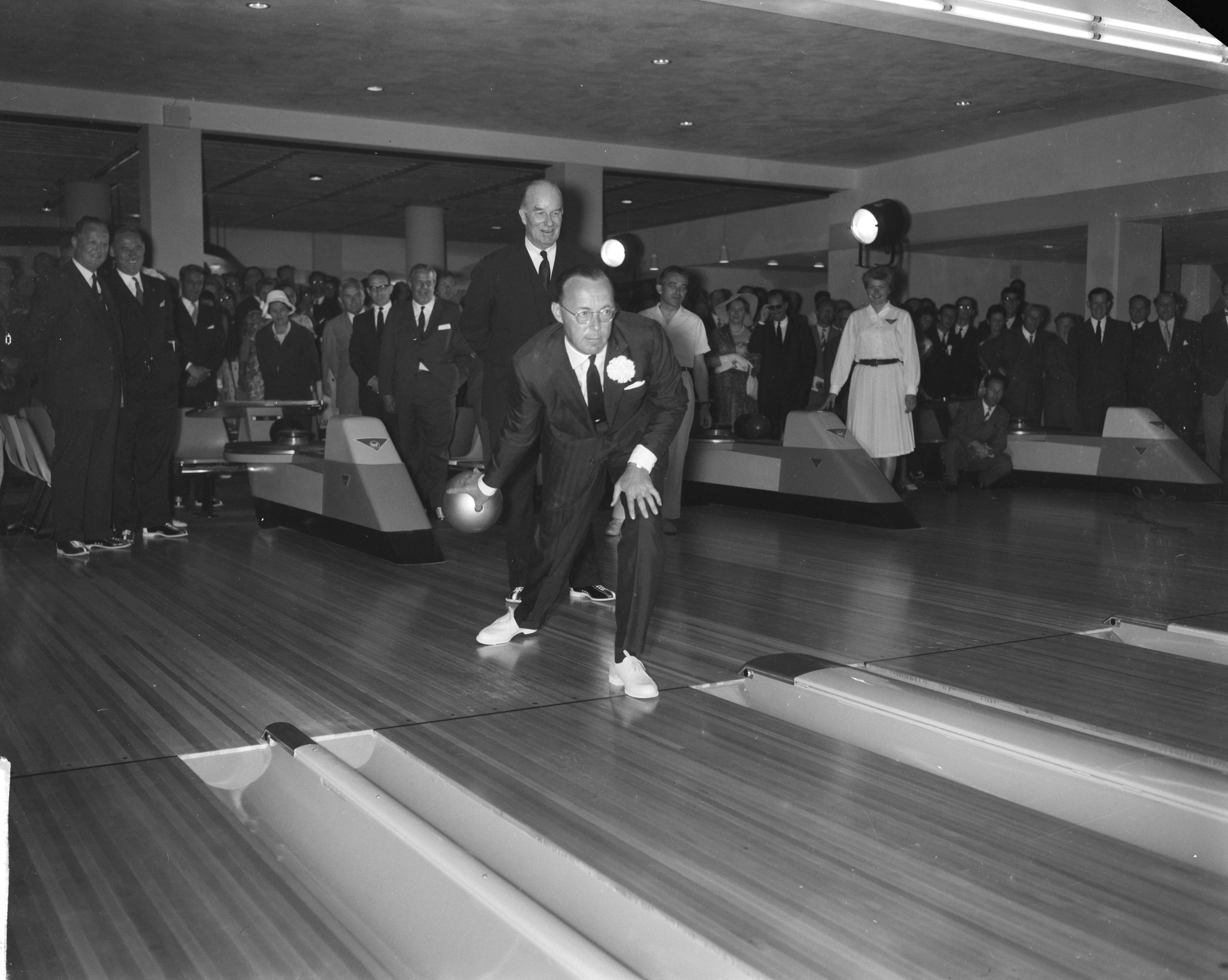 Fotocollectie Anefo — Opening "Bowling Hall" in Scheveningen door Prins Bernhard. De prins gooit met een gouden bal. De president-commissaris van de „American Machine and Foundry Company". Morehead Patterson, kijkt toe — Foto: Bilsen, Joop van / Anefo. Licentie: Set B: Rechtenvrij / Publiek Domein. Bron: Nationaal Archief. http://hdl.handle.net/10648/a9da622a-d0b4-102d-bcf8-003048976d84