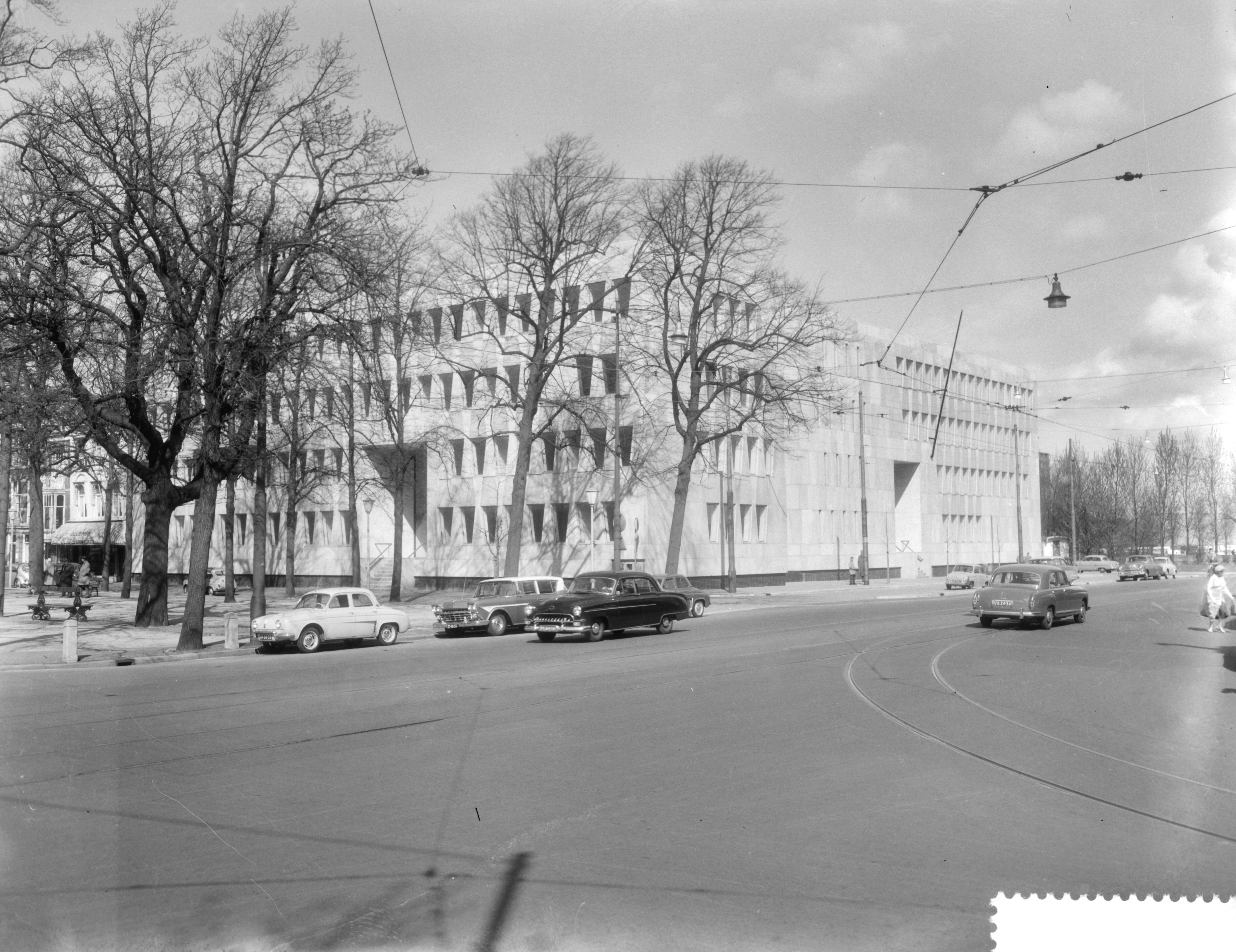 Fotocollectie Anefo — Bouw van de nieuwe Amerikaanse ambassade aan het Lange Voorhout te Den Haag — Foto: Pot, Harry / Anefo. Licentie: Set B: Rechtenvrij / Publiek Domein. Bron: Nationaal Archief. http://hdl.handle.net/10648/a991b3f4-d0b4-102d-bcf8-003048976d84