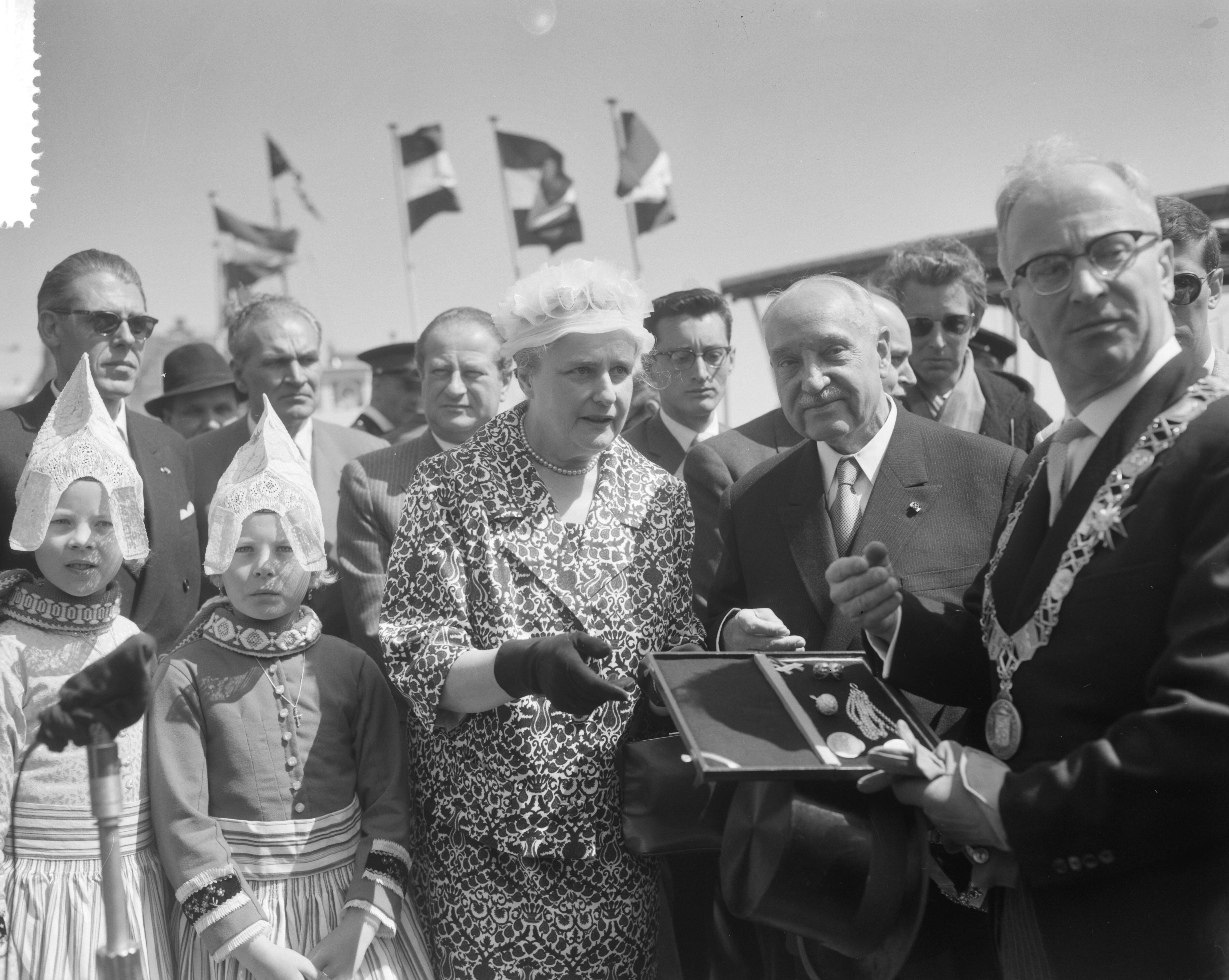 Staatsbezoek bondspresident Oostenrijk 1961 — Staatsbezoek van de Oostenrijkse bondspresident Dr. A. Schärf. Bezoek aan Volendam. Dr. Schärf en de burgemeester — Foto: Bilsen, Joop van / Anefo. Licentie: Set B: Rechtenvrij / Publiek Domein. Bron: Nationaal Archief. http://hdl.handle.net/10648/a9d5776a-d0b4-102d-bcf8-003048976d84