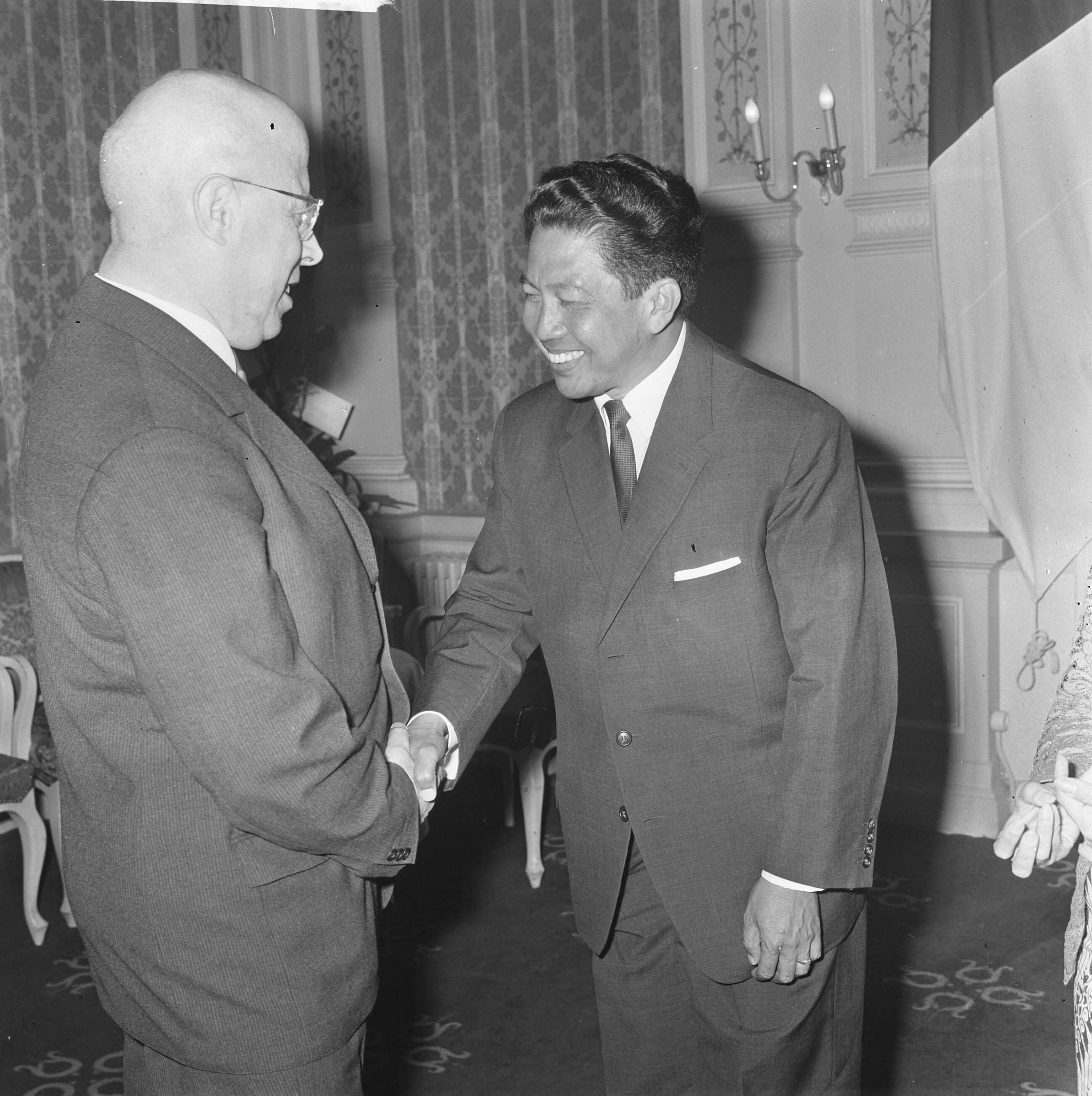 Fotocollectie Anefo — 20e Onafhankelijkheidsdag Indonesië, receptie op kasteel Oud Wassenaar, prof. Beel (l) geeft ambassadeur Soedjarwo Tjondronegoro (r) een hand — Foto: Koch, Eric / Anefo. Licentie: Set B: Rechtenvrij / Publiek Domein. Bron: Nationaal Archief. http://hdl.handle.net/10648/aabb751c-d0b4-102d-bcf8-003048976d84