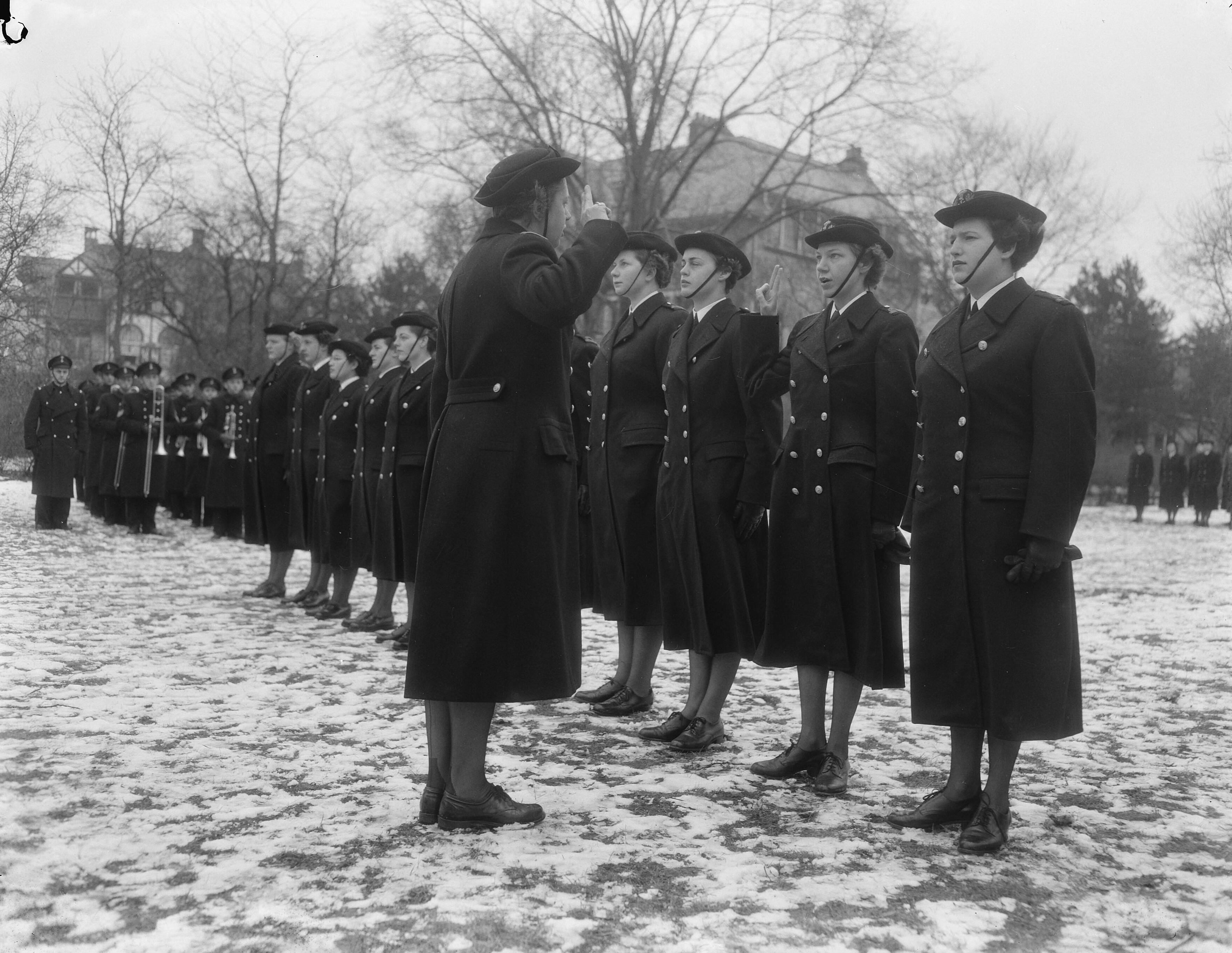 Fotocollectie Anefo — Beëdiging van 11 vrouwelijke Marva-officieren op het terrein Badhuisweg 11 te Scheveningen. De commandant van de Marva-afdeling Den Haag, mevr. R. M. Dommering nam de eed af — Foto: Duinen, G.W. van / Anefo. Licentie: Set B: Rechtenvrij / Publiek Domein. Bron: Nationaal Archief. http://hdl.handle.net/10648/a91d9208-d0b4-102d-bcf8-003048976d84