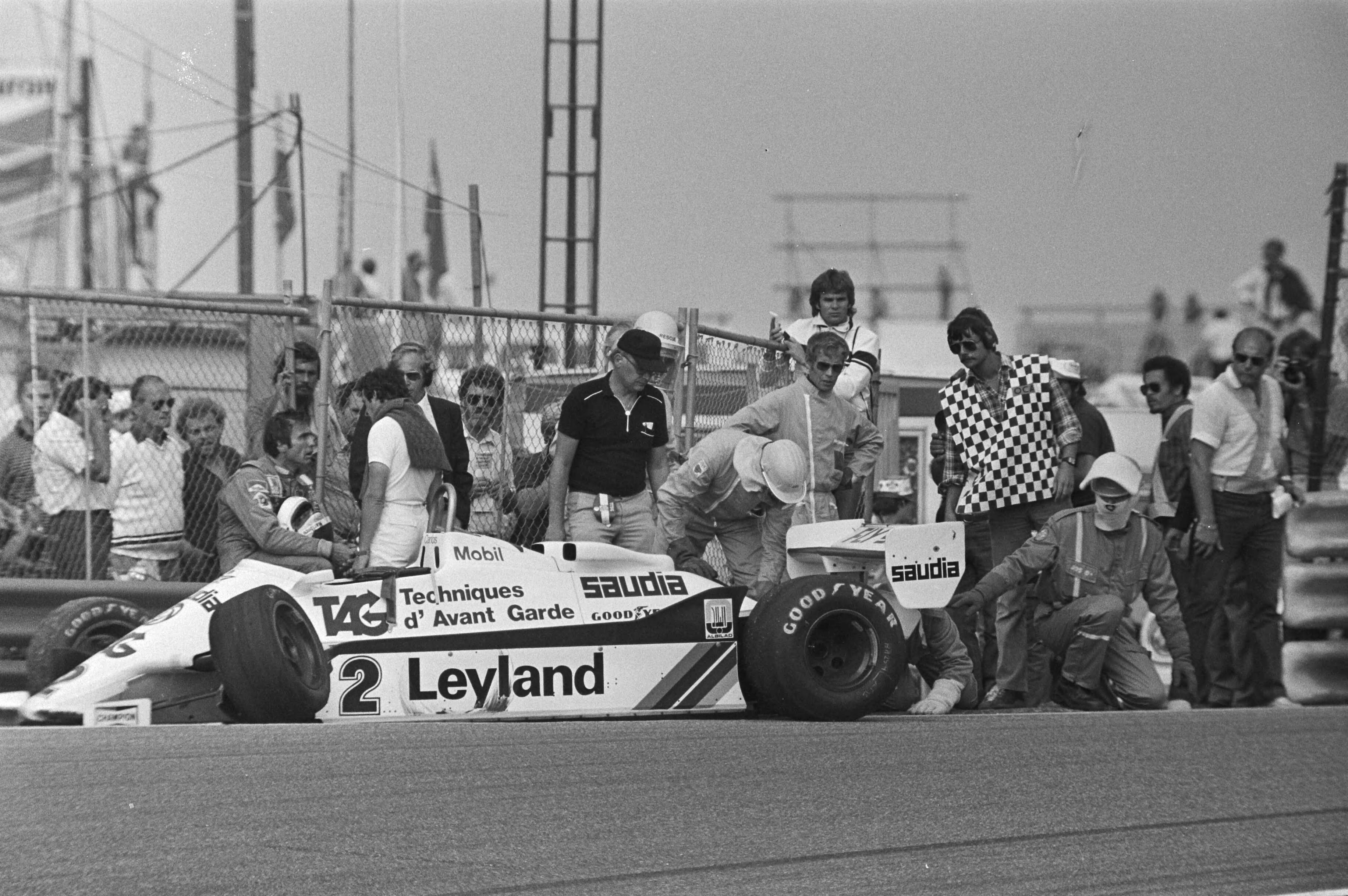 Grand Prix Zandvoort, Grote Prijs van Nederland — De Argentijnse autocoureur Carlos Reutemann (links) naast zijn Williams-Ford na een aanrijding tijdens de Grand Prix Formule 1 van Nederland, met de reddingsploeg van de OCA — Foto: Dijk, Hans van / Anefo. Licentie: Set B: Rechtenvrij / Publiek Domein. Bron: Nationaal Archief. http://hdl.handle.net/10648/ad027b18-d0b4-102d-bcf8-003048976d84