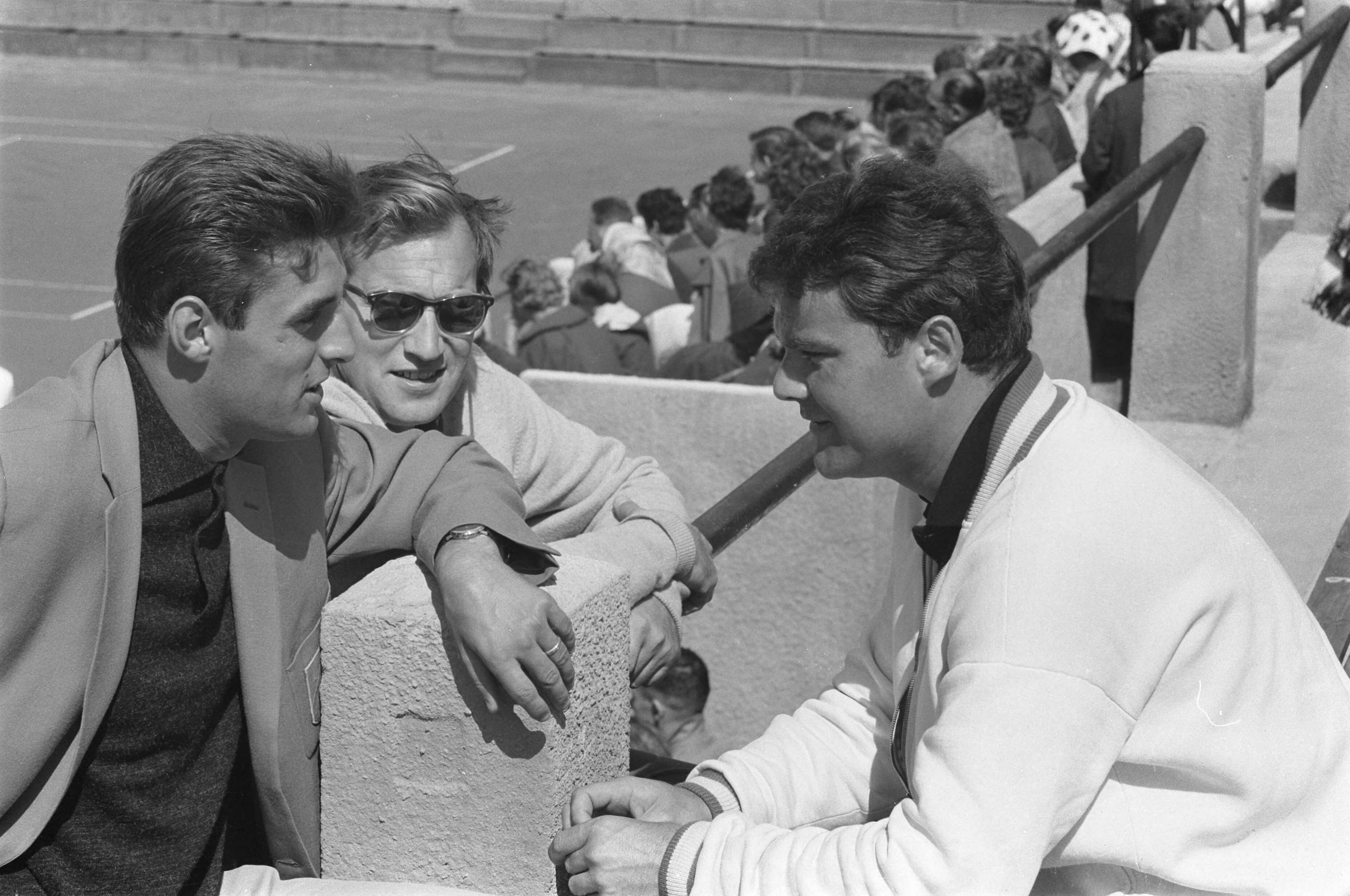 Fotocollectie Anefo — Nationale Tenniskampioenschappen. Piet van Eysden (links) en Hans van Dalsum tijdens een overleg op de tribune — Foto: Pot, Harry / Anefo. Licentie: Set B: Rechtenvrij / Publiek Domein. Bron: Nationaal Archief. http://hdl.handle.net/10648/a9dfea88-d0b4-102d-bcf8-003048976d84