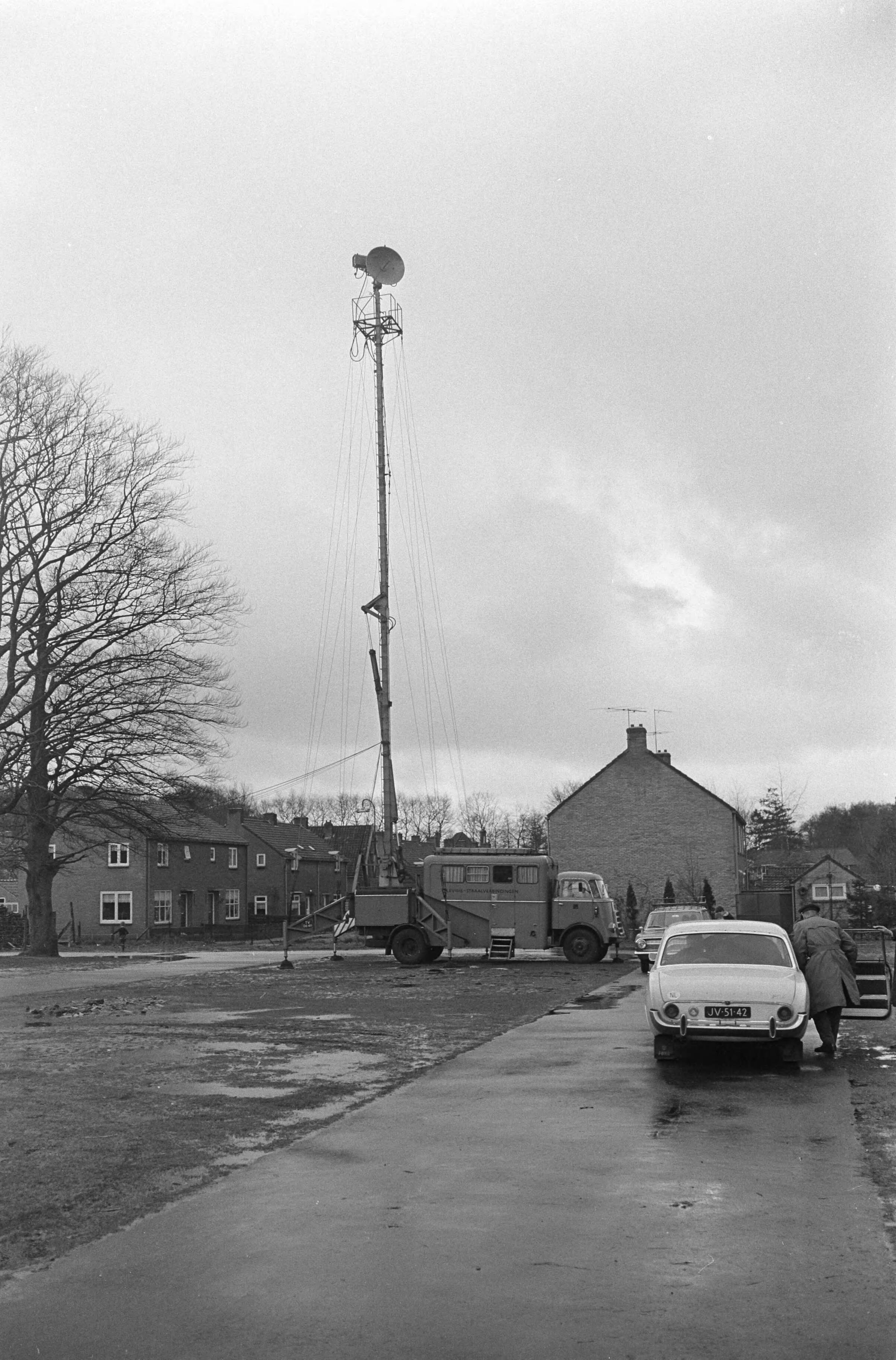 Fotocollectie Anefo — Steunzender tegenover kasteel Drakestein, voor komende geboorte — Foto: Merk, Ben / Anefo. Licentie: Set B: Rechtenvrij / Publiek Domein. Bron: Nationaal Archief. http://hdl.handle.net/10648/ab1405ba-d0b4-102d-bcf8-003048976d84