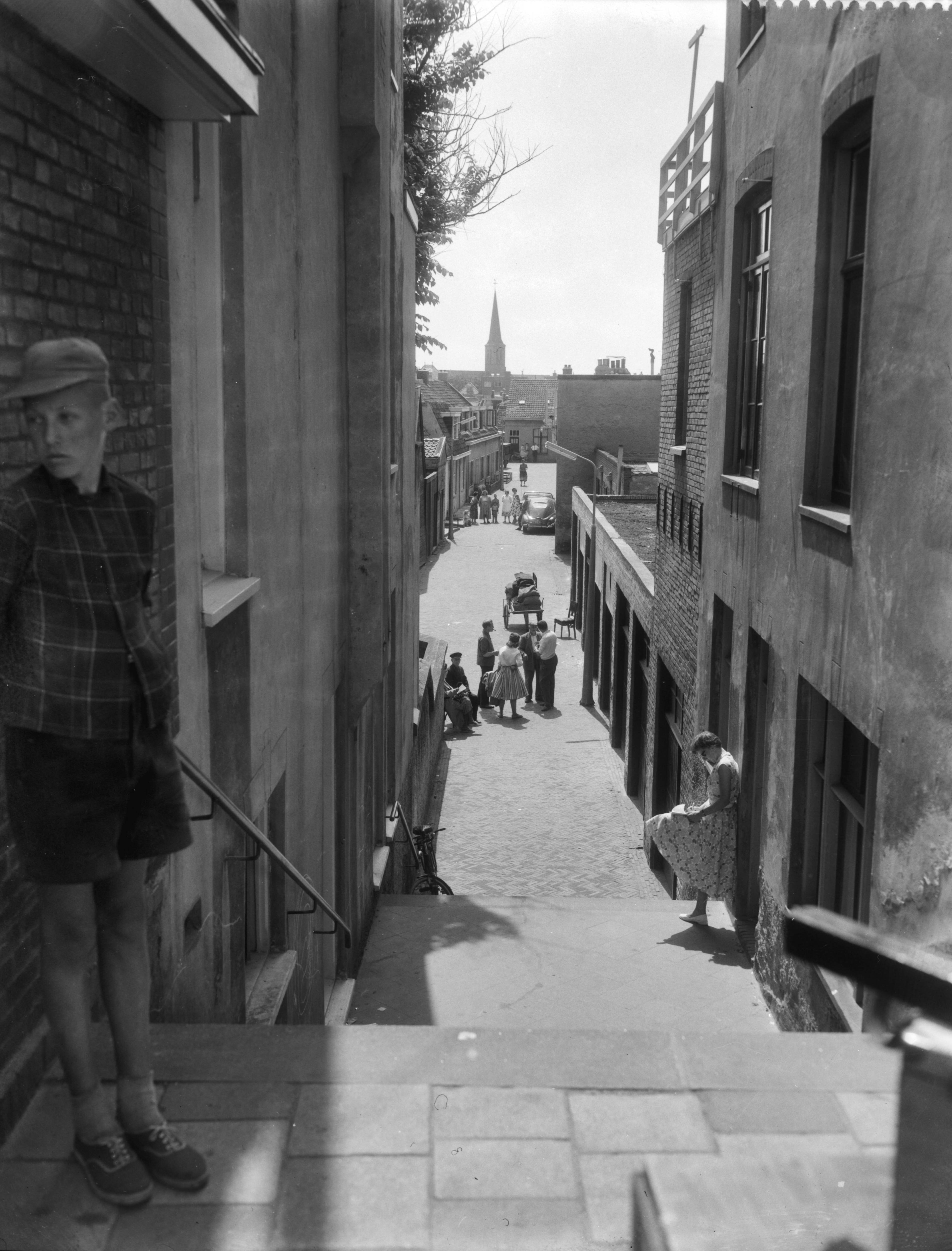 Fotocollectie Anefo — Filmexperimenten door Toon Hermans in Zandvoort — Foto: Pot, Harry / Anefo. Licentie: Set B: Rechtenvrij / Publiek Domein. Bron: Nationaal Archief. http://hdl.handle.net/10648/a980415a-d0b4-102d-bcf8-003048976d84