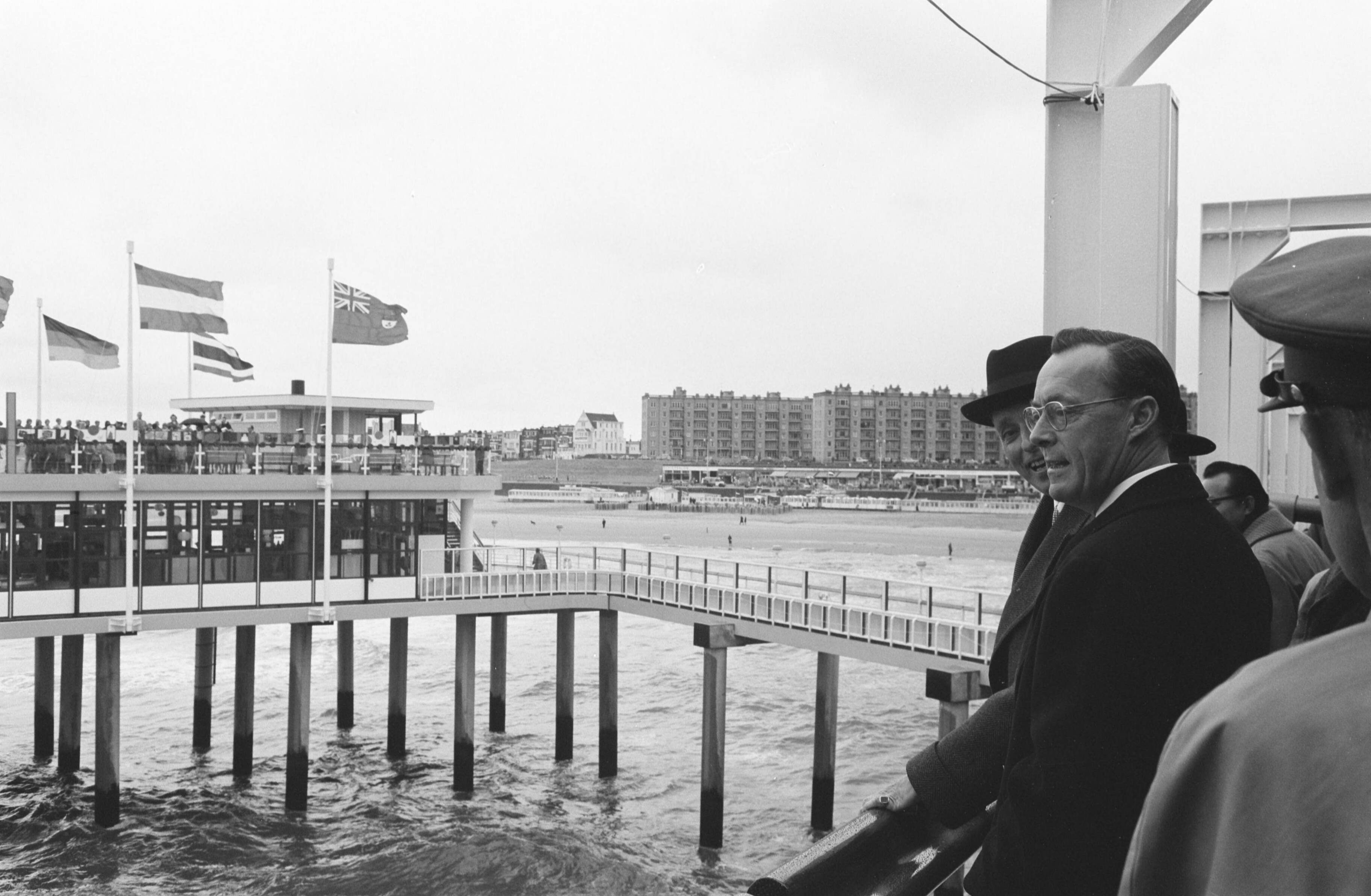 Opening door prins Bernhard van de nieuwe Pier te Scheveningen — Opening door prins Bernhard van de nieuwe Pier te Scheveningen. Bezichtiging van de Pier door Prins Bernhard — Foto: Pot, Harry / Anefo. Licentie: Set B: Rechtenvrij / Publiek Domein. Bron: Nationaal Archief. http://hdl.handle.net/10648/a9d5849e-d0b4-102d-bcf8-003048976d84