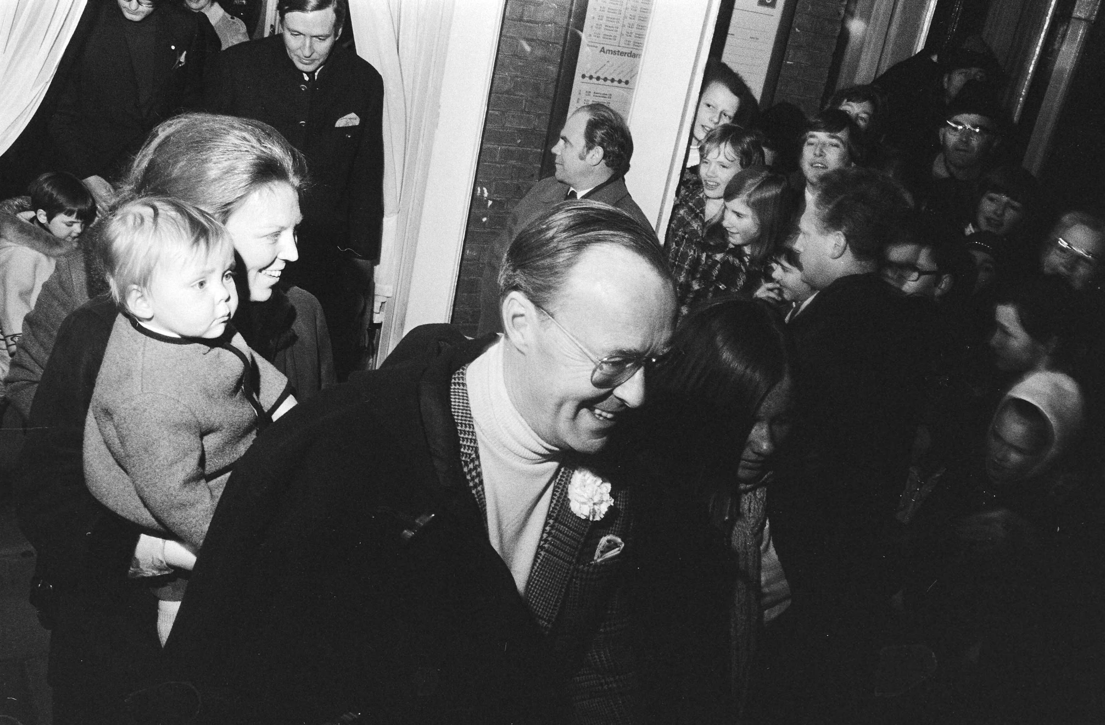Fotocollectie Anefo — Koninklijke Familie vertrekt per trein naar Lech voor wintervakantie, vanaf Baarn — Foto: Verhoeff, Bert / Anefo. Licentie: Set B: Rechtenvrij / Publiek Domein. Bron: Nationaal Archief. http://hdl.handle.net/10648/abb585f2-d0b4-102d-bcf8-003048976d84