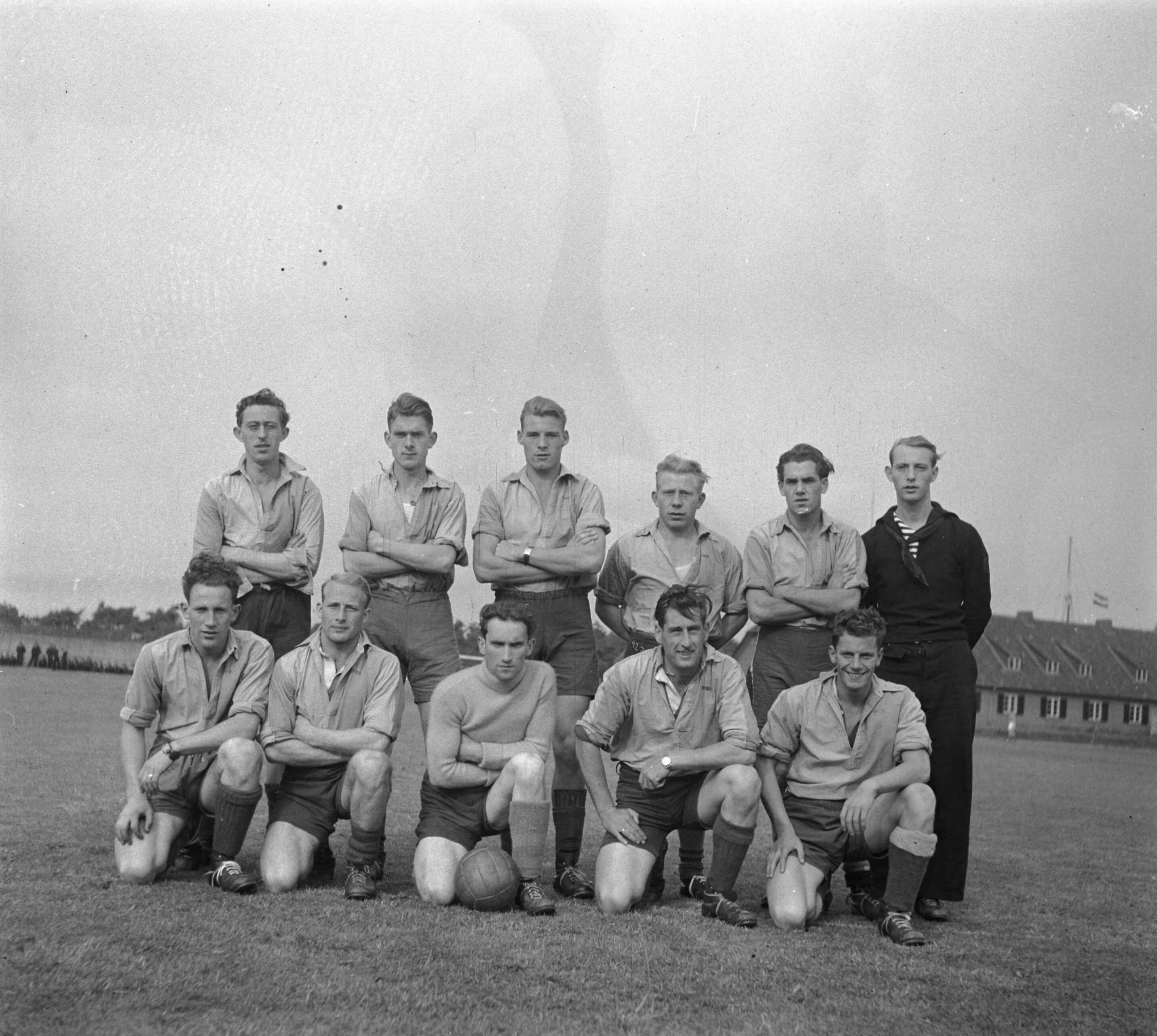 MOK Hilversum 1948 — MOK Hilversum. Matrozen voetbalelftal — Foto: Steenkamp, B.J.J. (Ben) / Anefo. Licentie: Set B: Rechtenvrij / Publiek Domein. Bron: Nationaal Archief. http://hdl.handle.net/10648/a8bd9858-d0b4-102d-bcf8-003048976d84