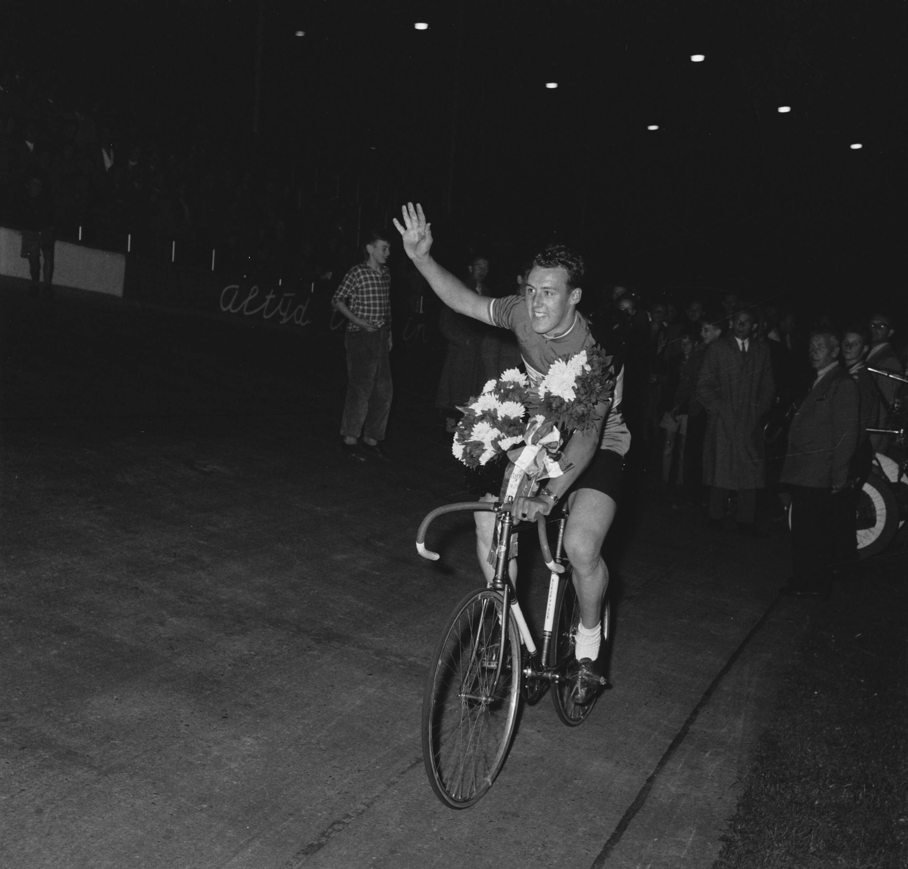 Fotocollectie Anefo — Frans Braat, Nederlandse Amateurkampioen 50 kilometer wielrennen op de baan, te Utrecht. Tijdens ereronde — Foto: Behrens, Herbert F. / Anefo. Licentie: Set B: Rechtenvrij / Publiek Domein. Bron: Nationaal Archief. http://hdl.handle.net/10648/a94d5eb6-d0b4-102d-bcf8-003048976d84