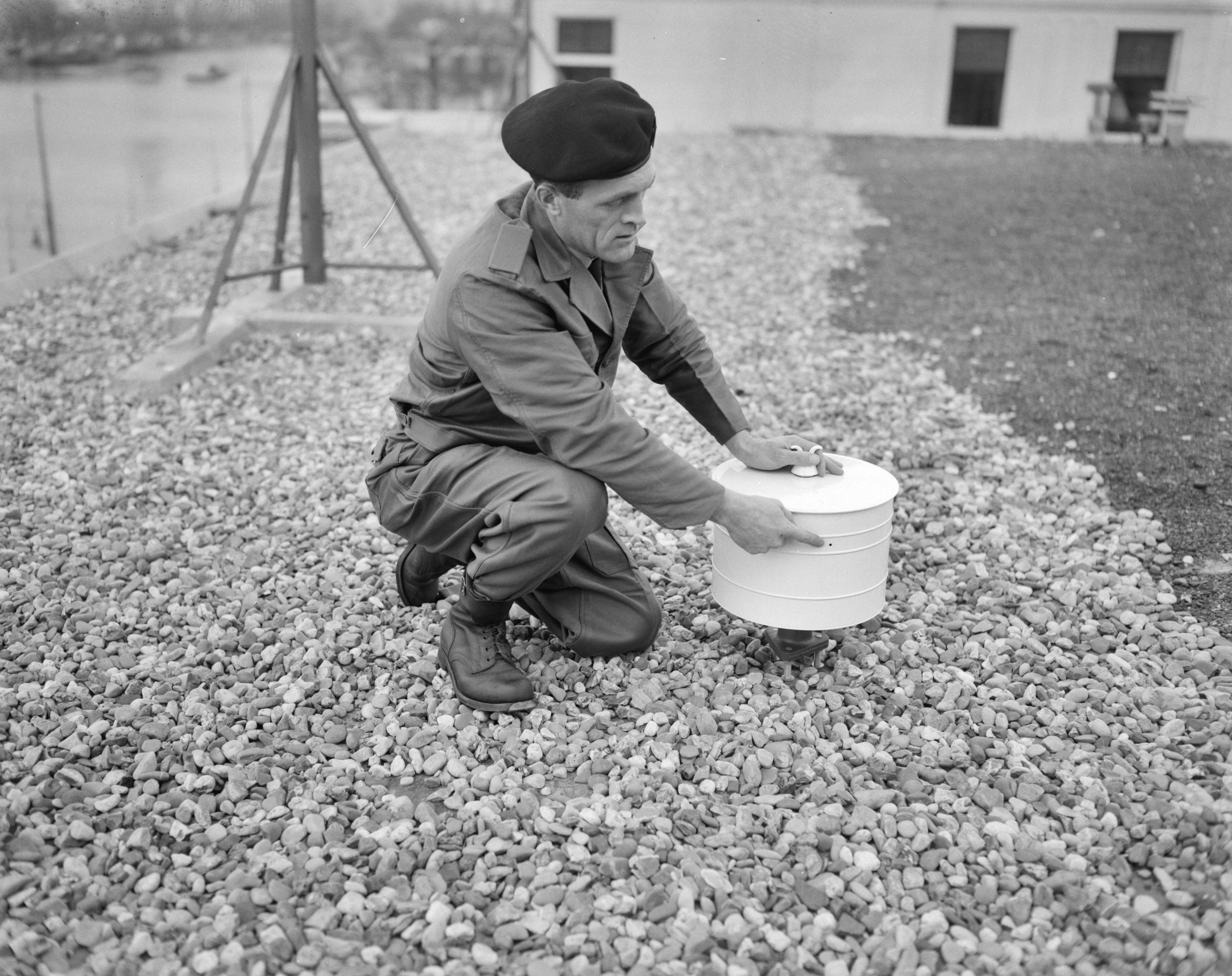 Fotocollectie Anefo — Actie B.B. (opdracht De Tijd) [plaatsen "grondnulpuntbepaler" en overdrukmeter, meetapparatuur voor het waarneemen van atoombomexplosies op het dak van het stadhuis van Aalsmeer door de ABC-dienst van de B.B.] — Foto: Bilsen, Joop van / Anefo. Licentie: Set B: Rechtenvrij / Publiek Domein. Bron: Nationaal Archief. http://hdl.handle.net/10648/a9fa432e-d0b4-102d-bcf8-003048976d84