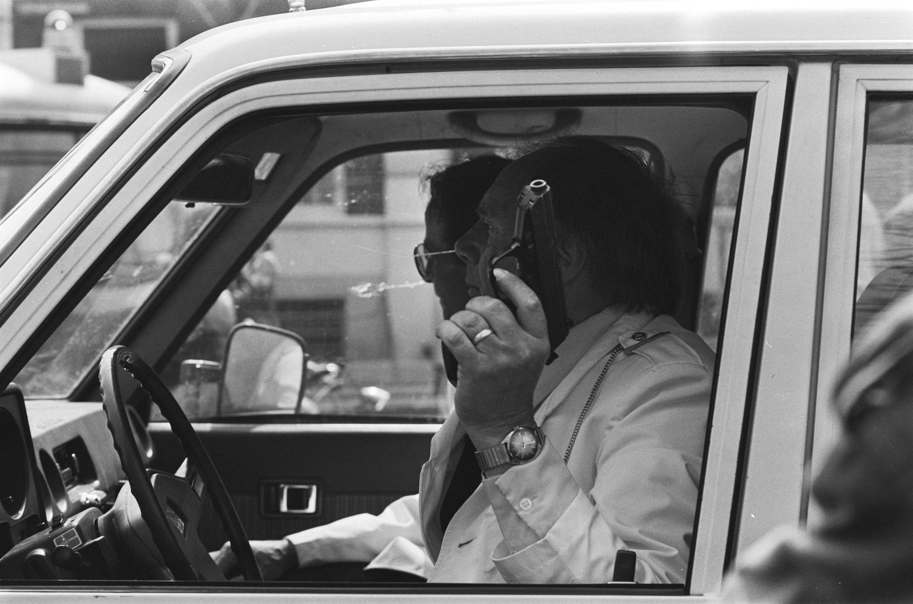 Fotocollectie Anefo — Demonstratie tegen Pausbezoek in Utrecht; een politieagent die zich bedreigd voelde zit met getrokken pistool in zijn auto — Foto: Vollebregt, Sjakkelien / Anefo. Licentie: Set B: Rechtenvrij / Publiek Domein. Bron: Nationaal Archief. http://hdl.handle.net/10648/ad469d52-d0b4-102d-bcf8-003048976d84