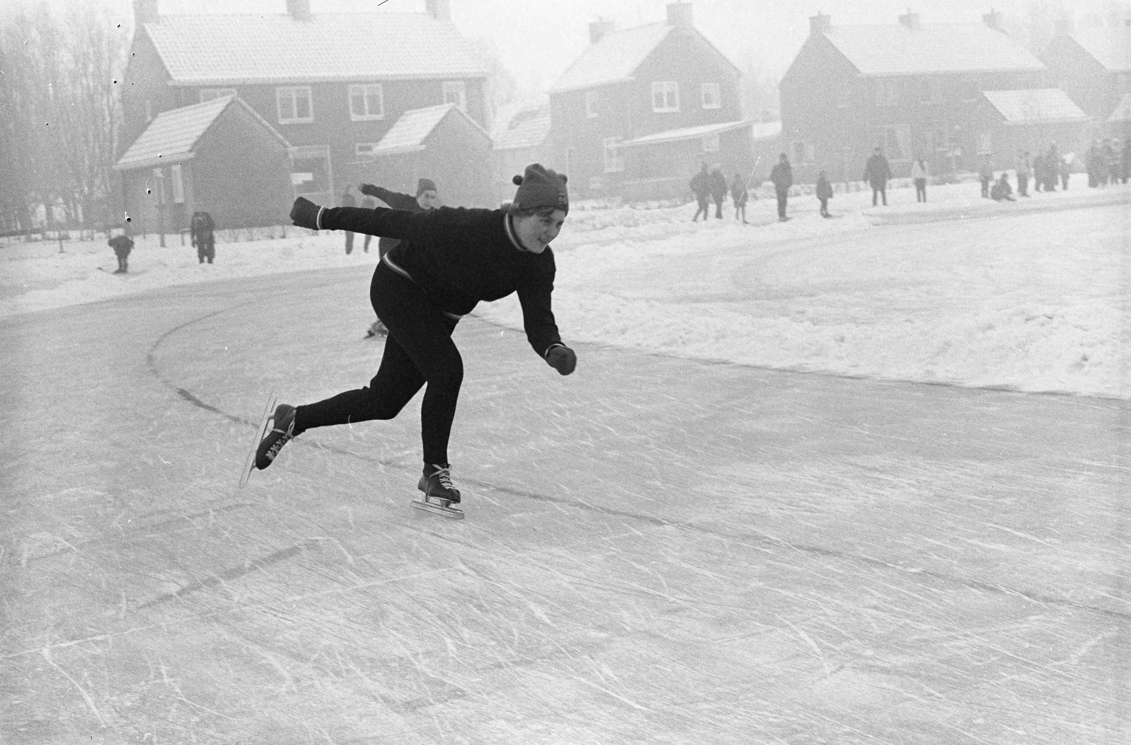 Fotocollectie Anefo — Gewestelijk kampioenschap langebaan schaatsen voor dames te Sint Pancras, 500 meter, Wil de Beer (buitenbaan), achter haar Agnes Dekker — Foto: Pot, Harry / Anefo. Licentie: Set B: Rechtenvrij / Publiek Domein. Bron: Nationaal Archief. http://hdl.handle.net/10648/aa241406-d0b4-102d-bcf8-003048976d84