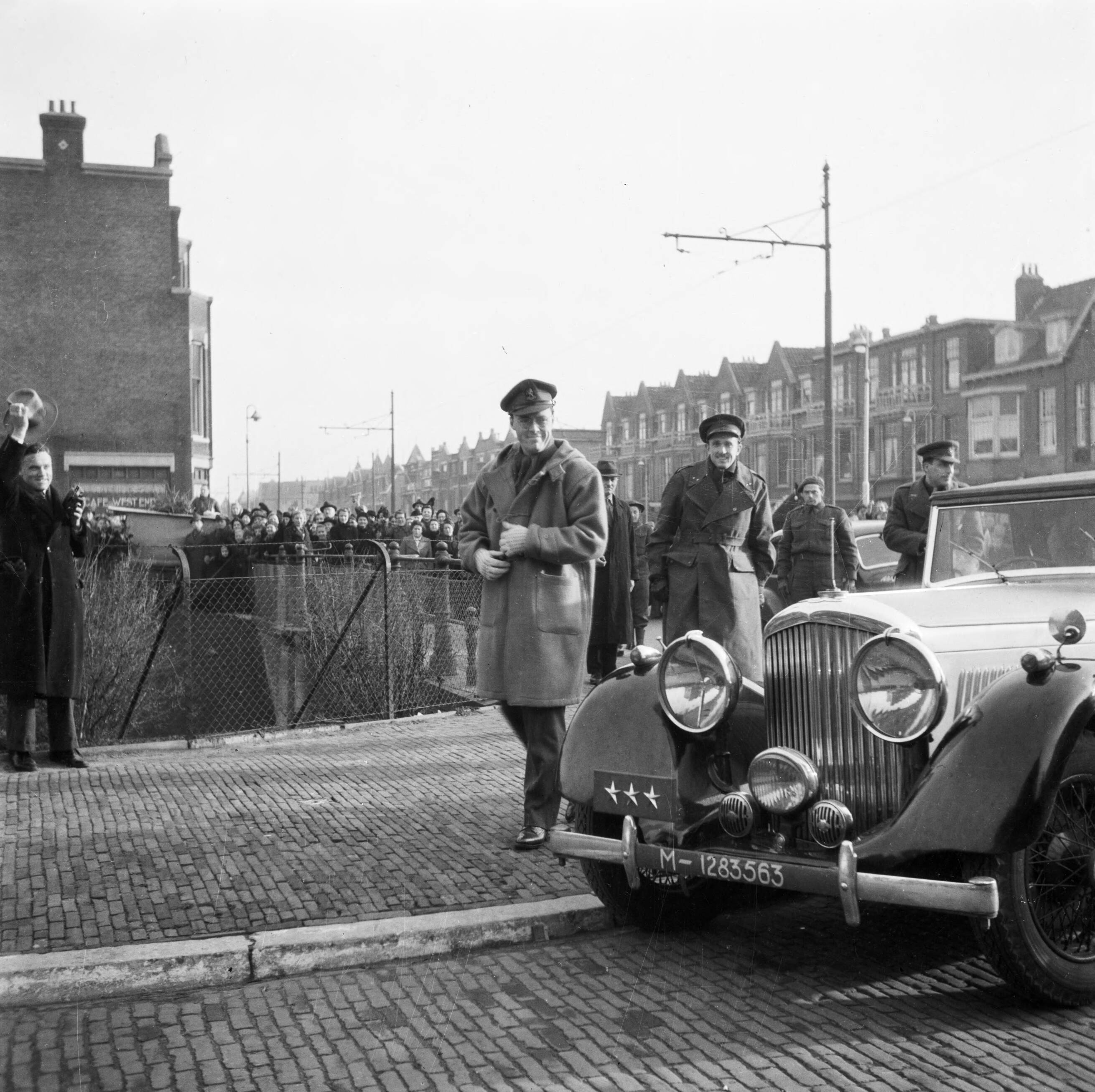 Prins Bernhard inspecteert Nederlandse militairen bij de Valkenboskade, hoek Berberisstraat in Den Haag — prinsen|militairen|auto's|Bernhard (prins Nederland)|Den Haag|Zuid-Holland|koninklijk huis — Foto: Poll, Willem van de. Licentie: Set B: Rechtenvrij / Publiek Domein. Bron: Nationaal Archief. http://hdl.handle.net/10648/aeea3dbc-d0b4-102d-bcf8-003048976d84