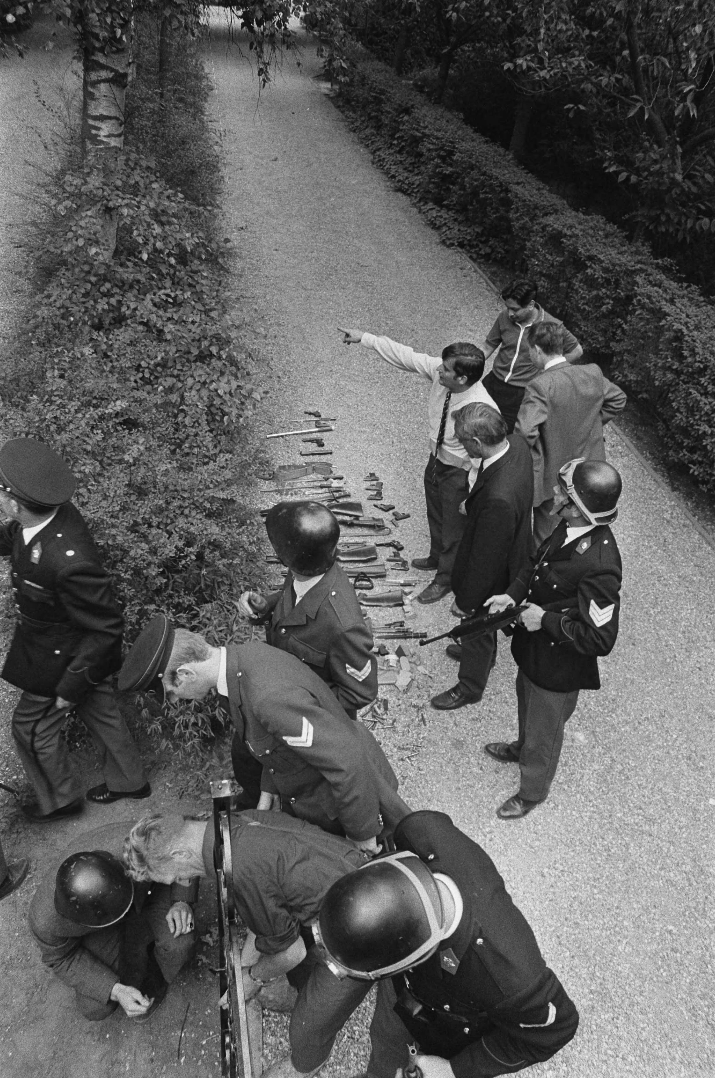 Fotocollectie Anefo — Ambonezen bezetten woning van Indonesische Ambassadeur, Wassenaar — Foto: Mieremet, Rob / Anefo. Licentie: Set B: Rechtenvrij / Publiek Domein. Bron: Nationaal Archief. http://hdl.handle.net/10648/aba18c3c-d0b4-102d-bcf8-003048976d84