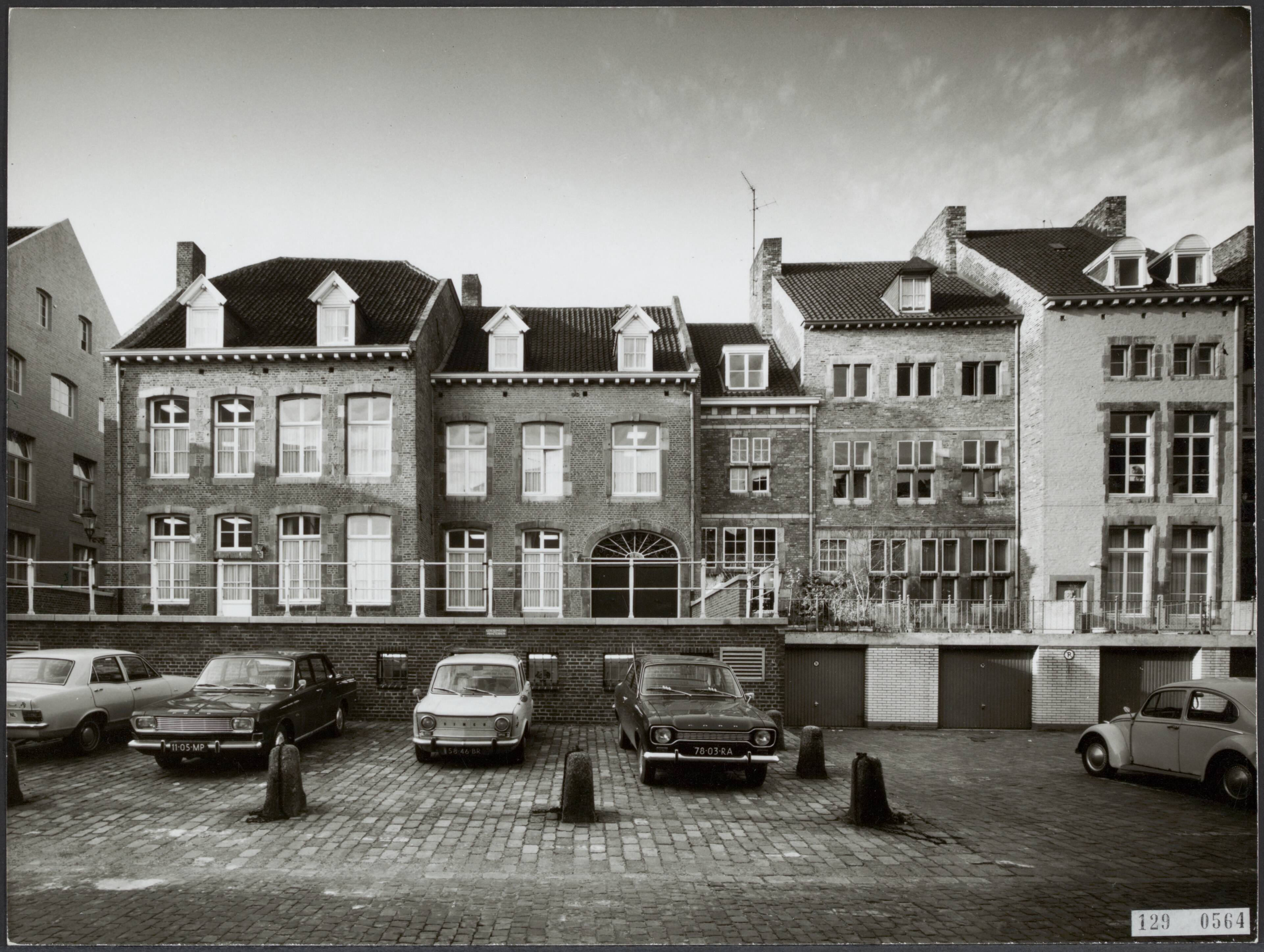 Steden [RVD] — Maastricht. Stokstraat [Achterzijde woningen aan de Houtmarkt] — Foto: Lahaye, Frans. Licentie: Set B: Rechtenvrij / Publiek Domein. Bron: Nationaal Archief. http://hdl.handle.net/10648/af471410-d0b4-102d-bcf8-003048976d84