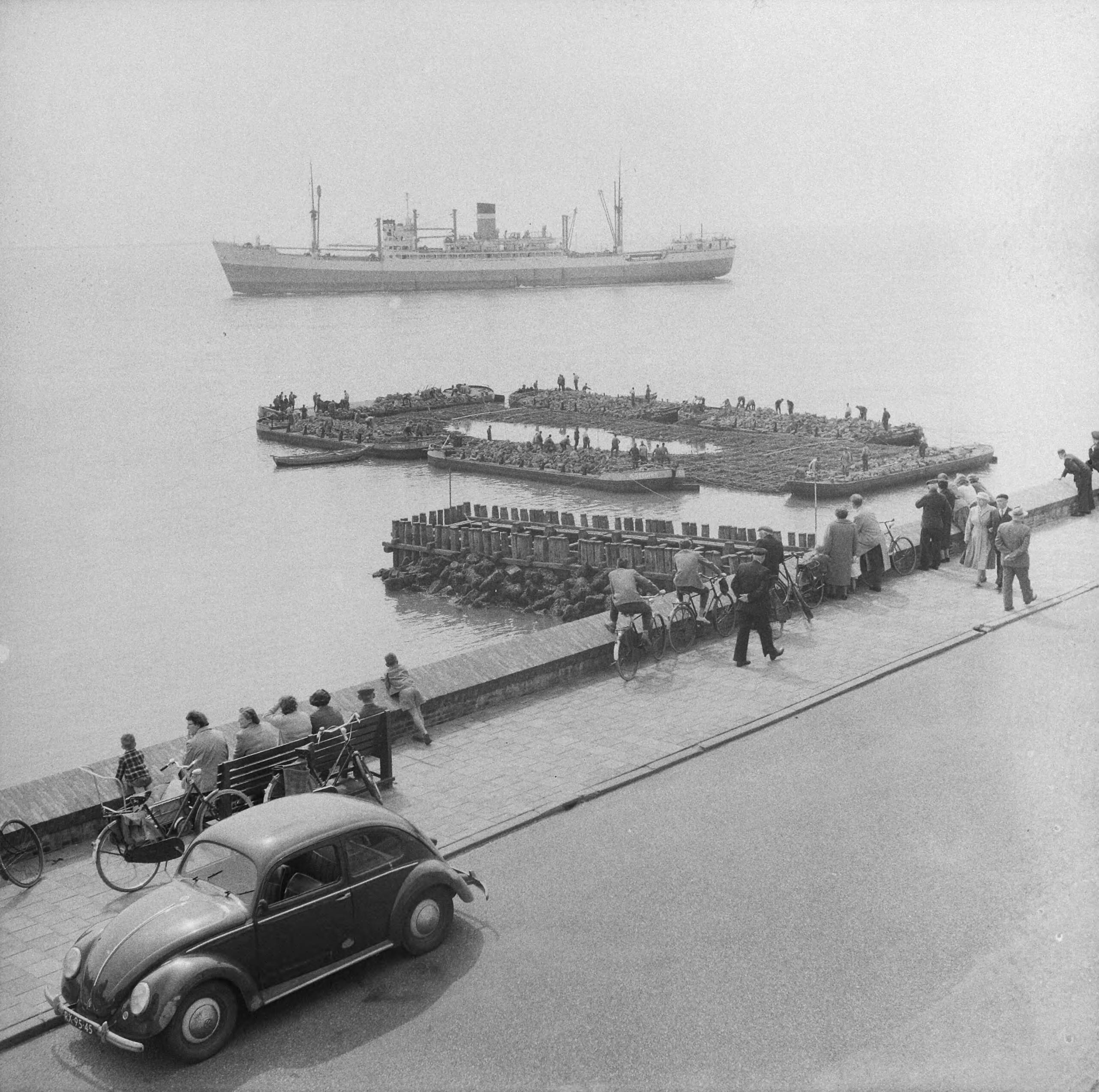 Fotocollectie Anefo — Verstevigen van de Vlissingse boulevard — Foto: Slagboom, Anton / Anefo. Licentie: Set B: Rechtenvrij / Publiek Domein. Bron: Nationaal Archief. http://hdl.handle.net/10648/a97c2b74-d0b4-102d-bcf8-003048976d84